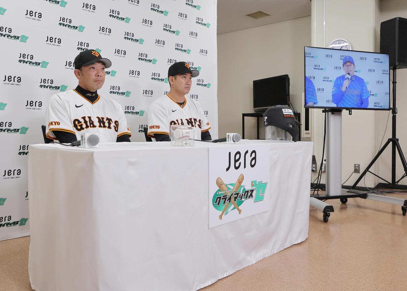 共同記者会見に臨む巨人阿部監督（左）と菅野。ディスプレイに写るのはDeNA三浦監督