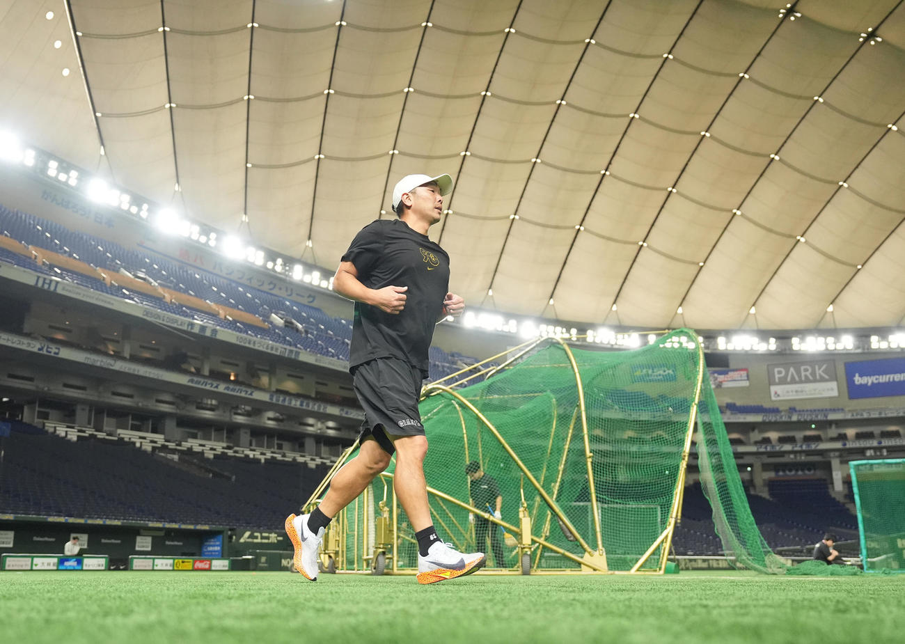 全体練習後、黙々と走る巨人阿部監督（撮影・鈴木みどり）