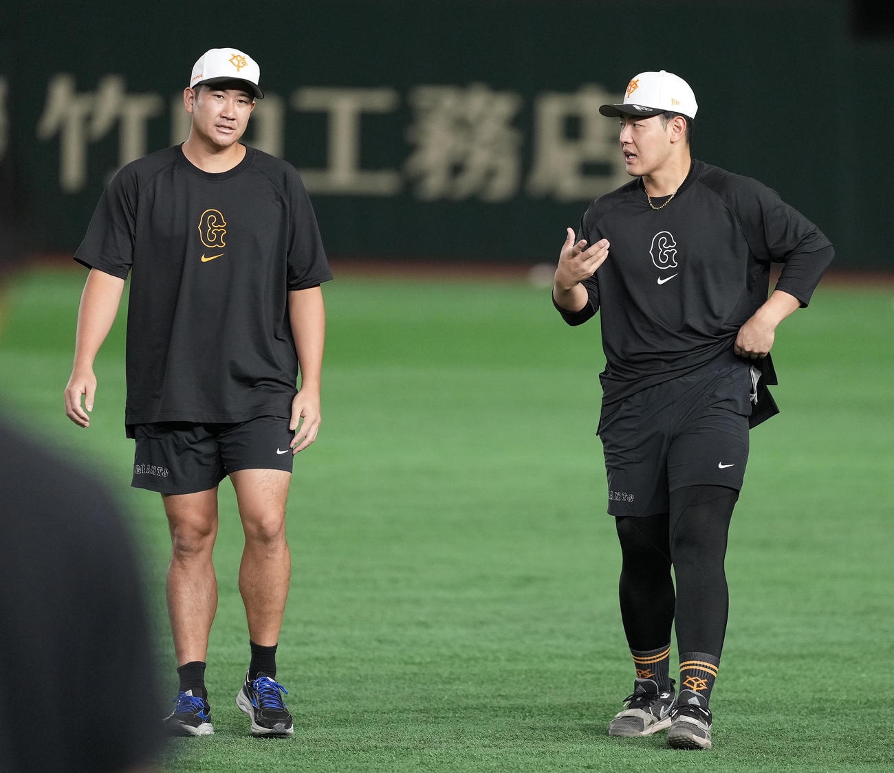 アップしながら話す巨人菅野（左）と岡本和（撮影・鈴木みどり）