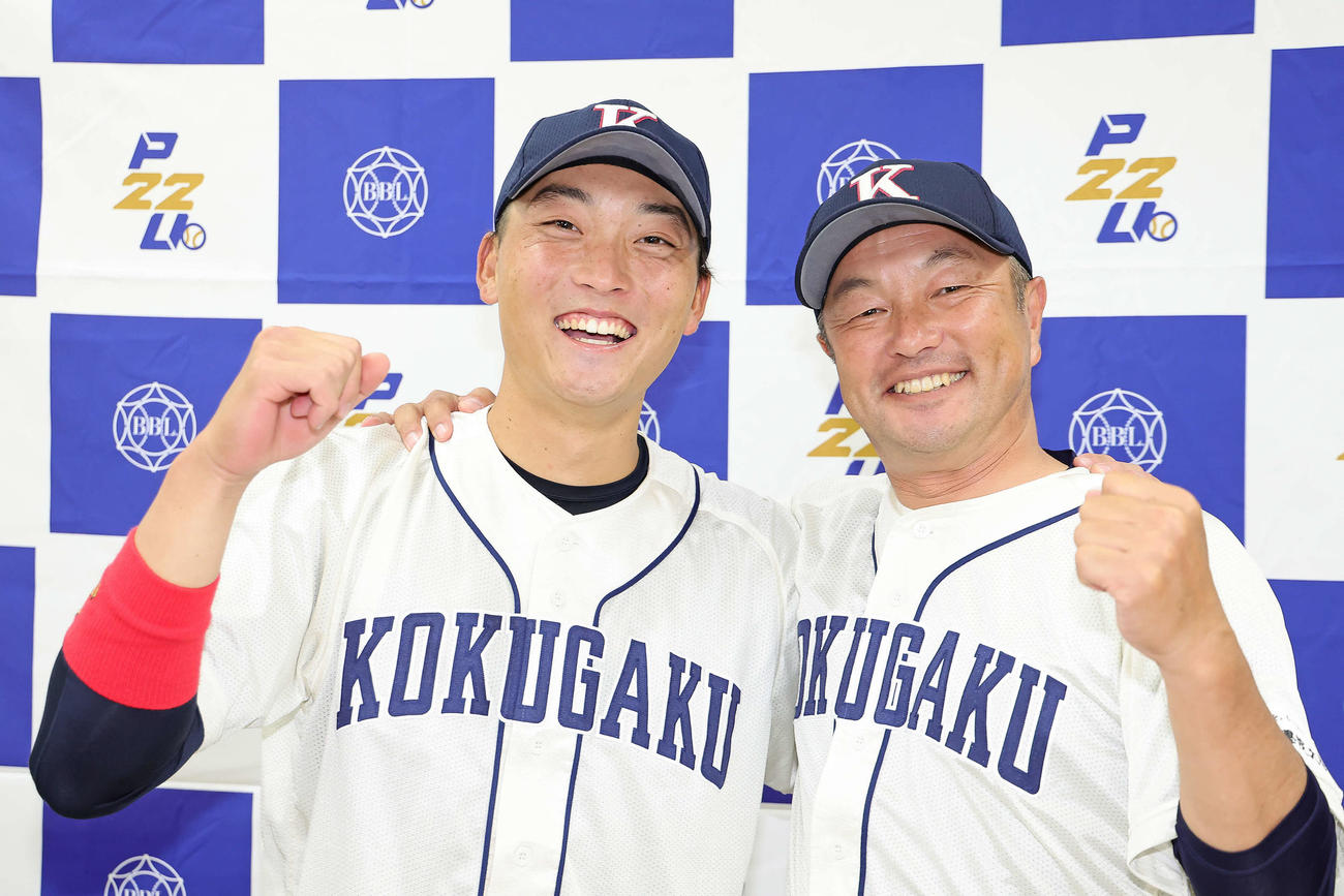 国学院大対中大　中大に快勝した国学院大の柳舘（左）と鳥山監督は笑顔でガッツポーズ（撮影・足立雅史）
