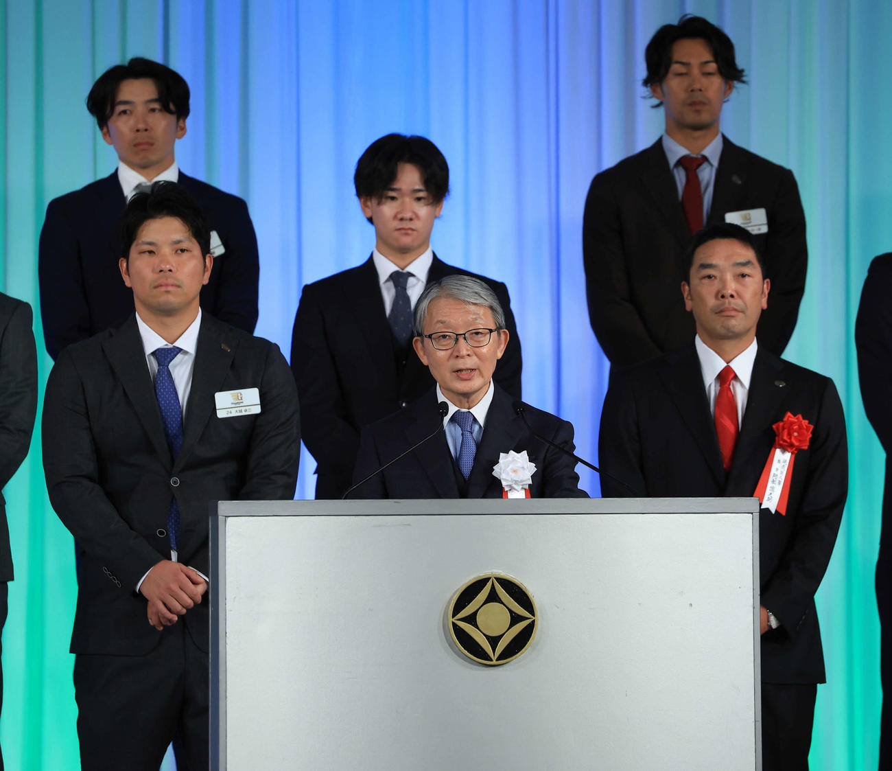 優勝祝賀会に出席しあいさつする巨人山口オーナー（手前中央）