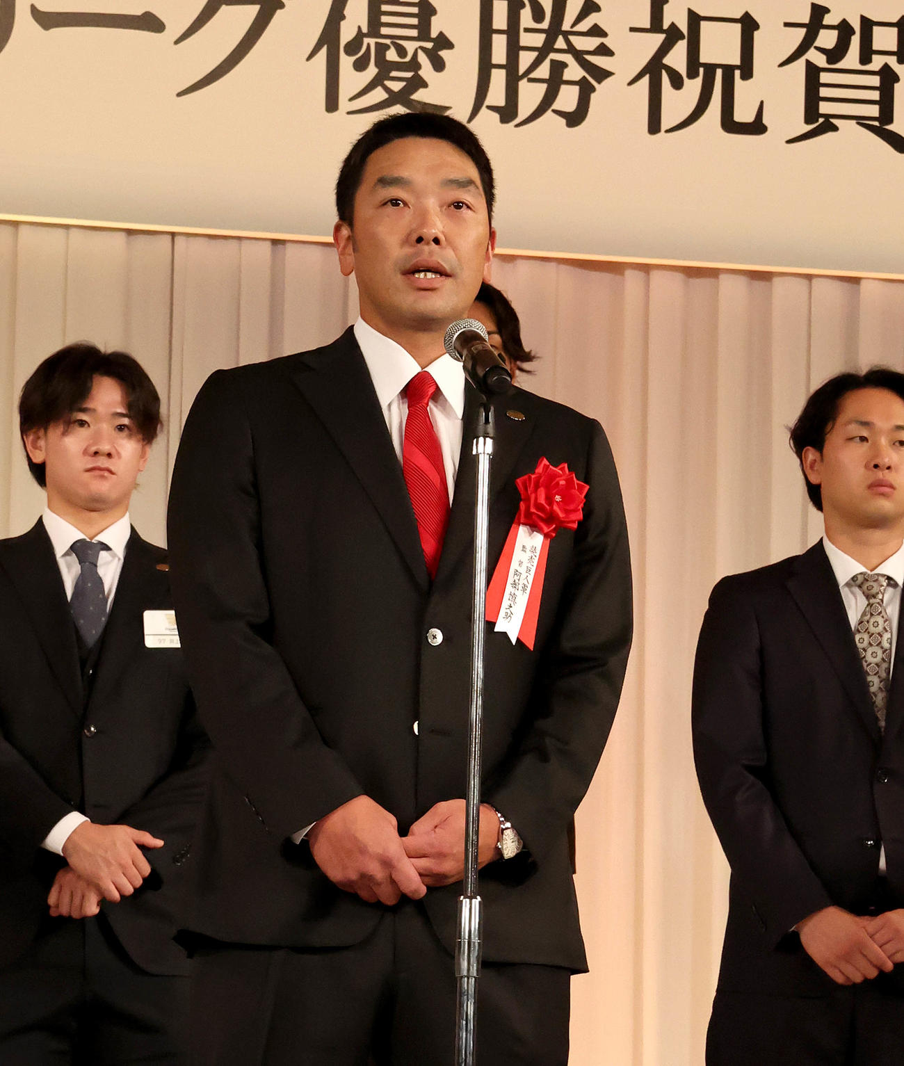 優勝祝賀会に出席しあいさつする巨人阿部監督（手前）