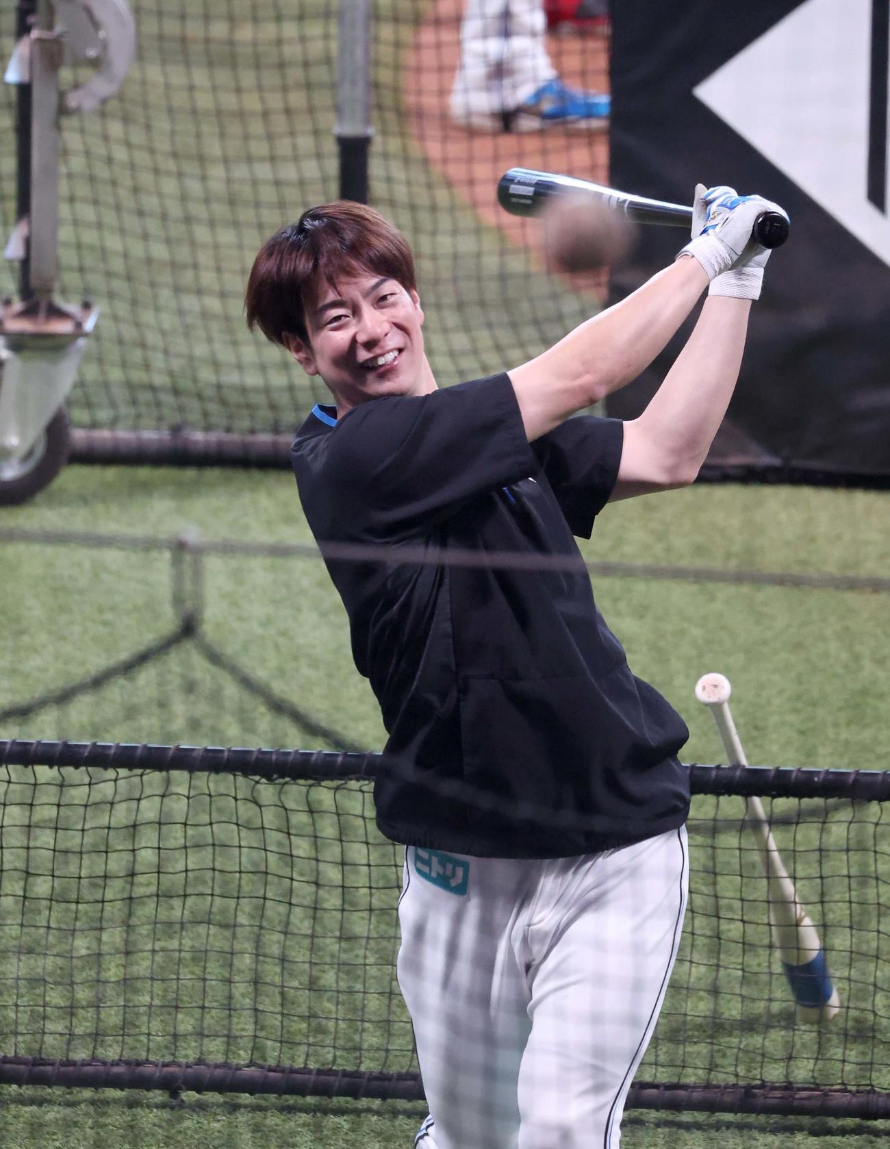 ティー打撃する日本ハム松本剛（撮影・黒川智章）