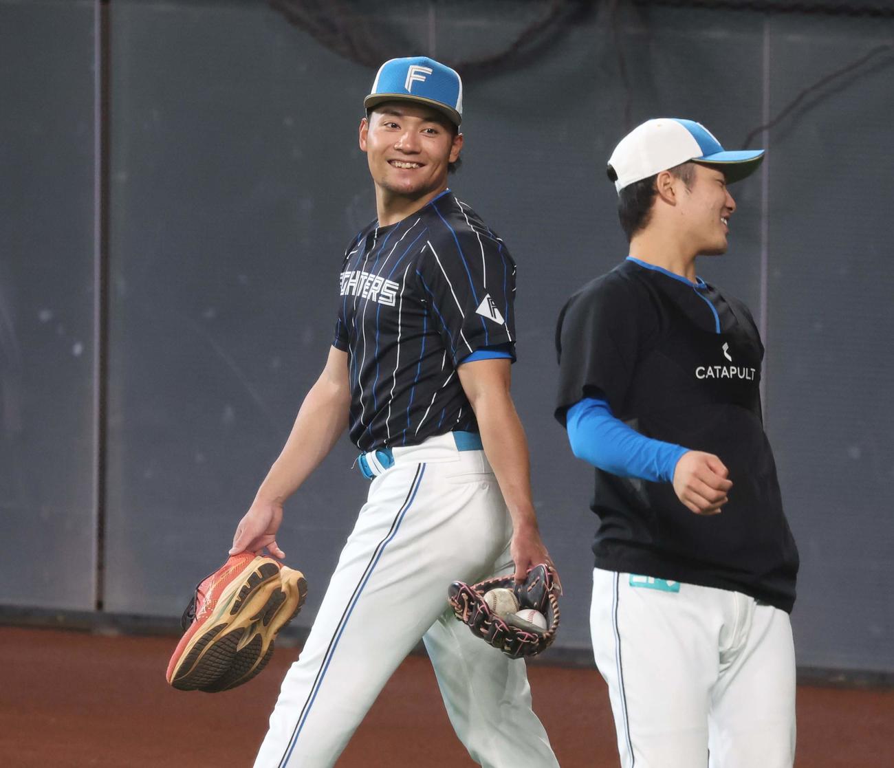 練習中、笑顔の日本ハム伊藤（撮影・黒川智章）