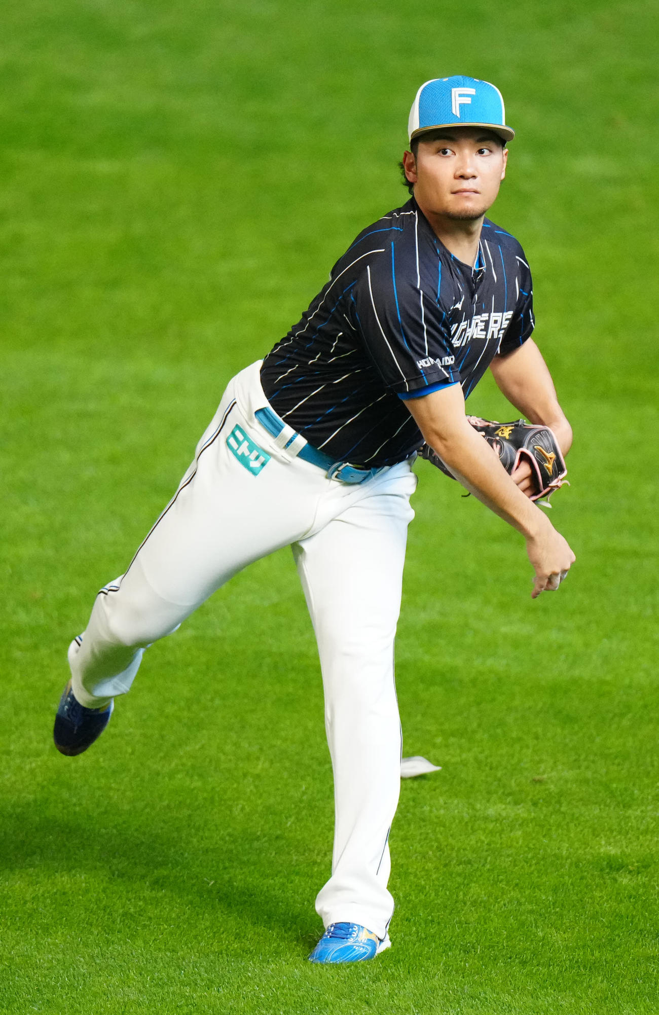 練習でキャッチボールする日本ハム伊藤（撮影・江口和貴）