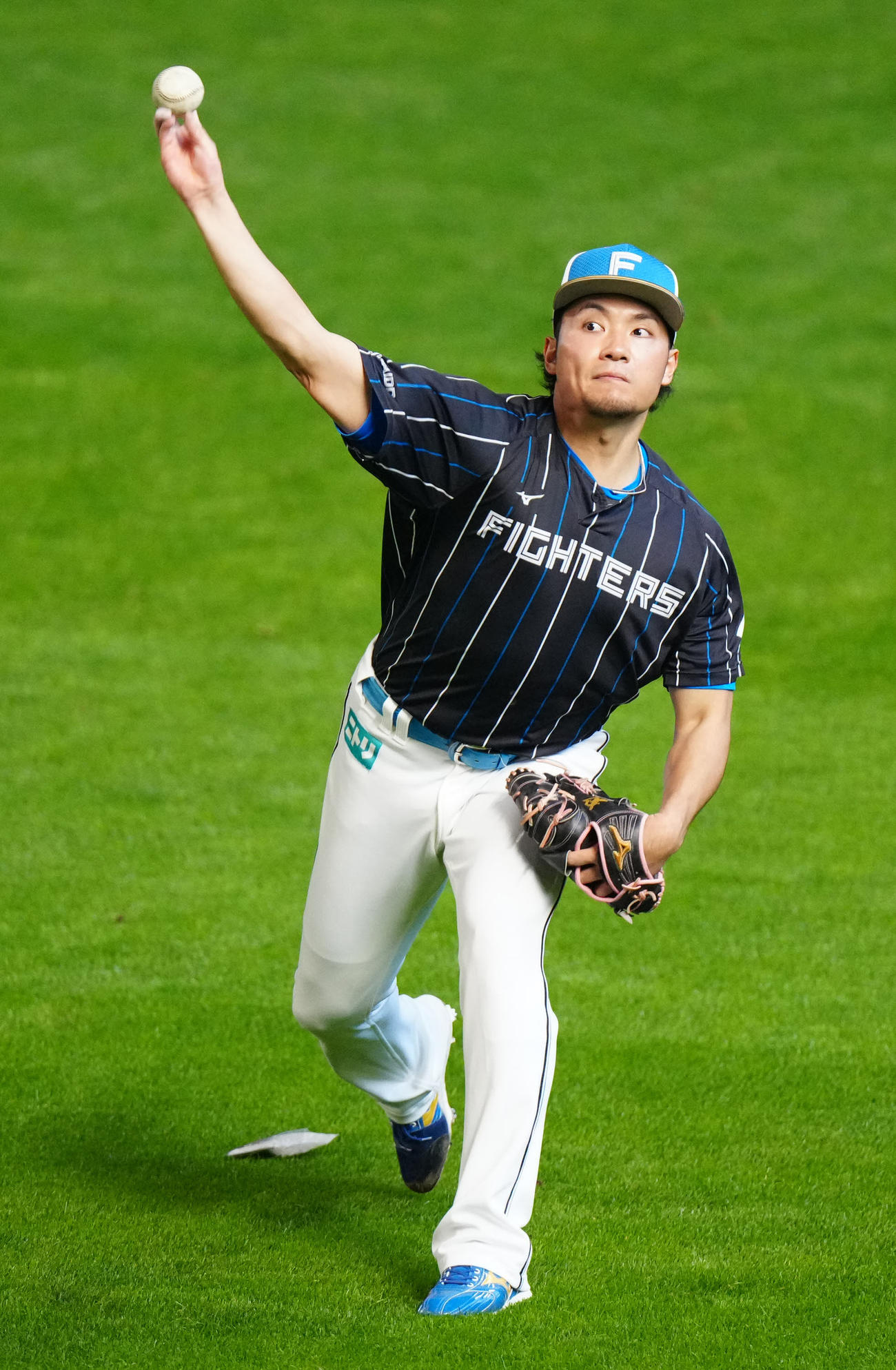 練習でキャッチボールする日本ハム伊藤（撮影・江口和貴）