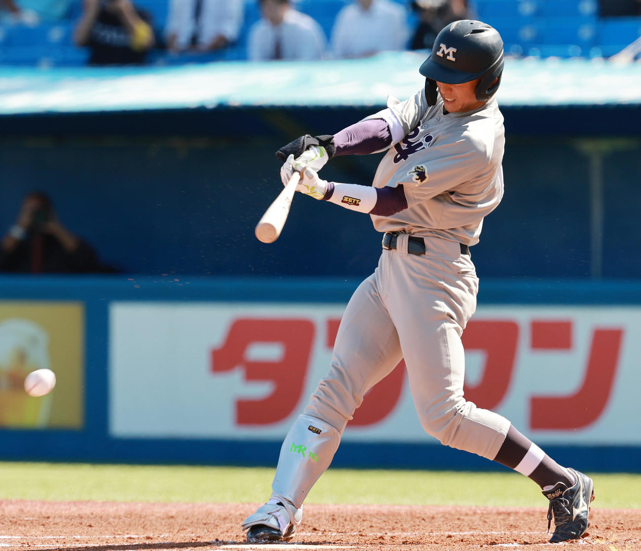 明大対立大　1回表明大1死二塁、中前先制適時打を放つ宗山（撮影・野上伸悟）