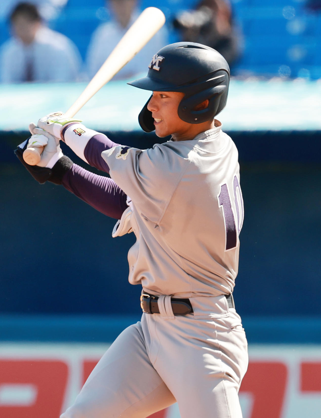 明大対立大　1回表明大1死二塁、中前先制適時打を放つ宗山（撮影・野上伸悟）