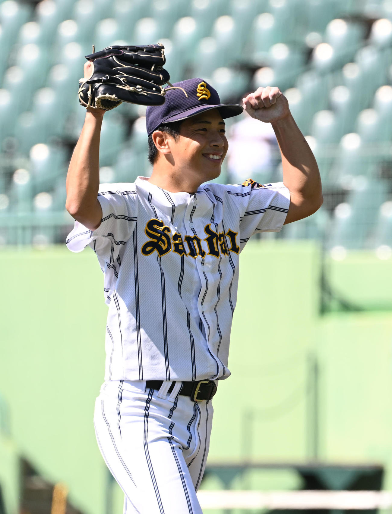 大産大対天理大　7回裏天理大2死一、二塁、石飛を中飛に抑えガッツポーズする高橋（撮影・和賀正仁）