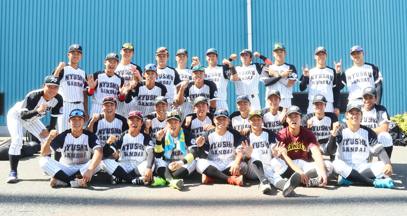 九産大対日経大　優勝した九産大ナイン（撮影・鬼束羽瑠菜）