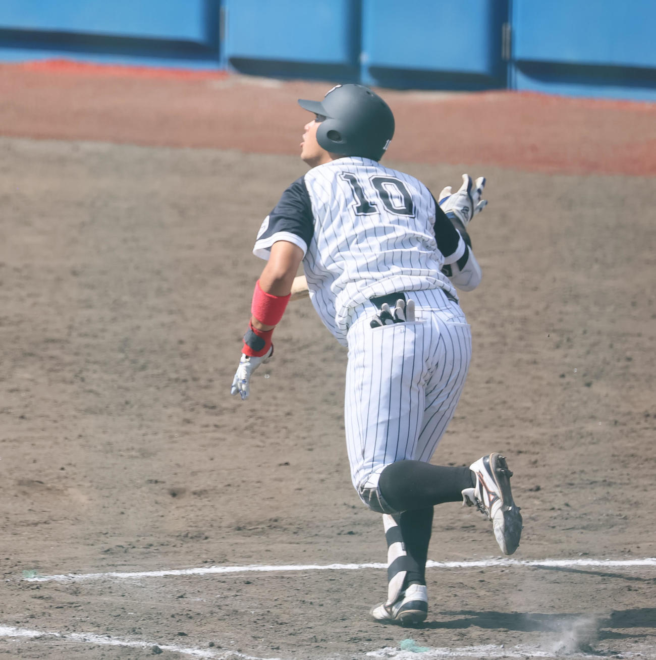 九産大対日経大　8回裏九産大1死一、二塁、市丸はサヨナラ3点本塁打を放つ（撮影・鬼束羽瑠菜）