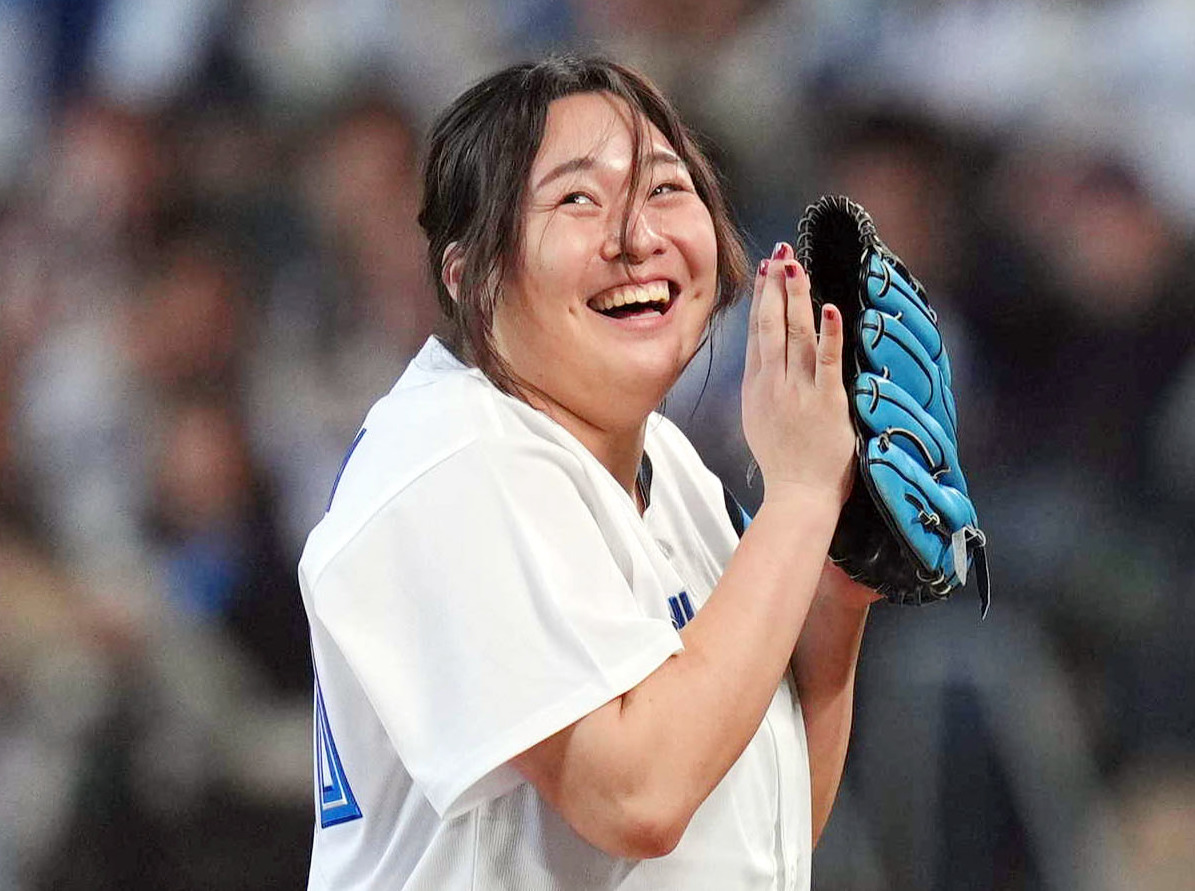 日本ハム対ロッテ　始球式を務め、笑顔を見せるパリ五輪女子やり投げ金メダリストの北口（撮影・狩俣裕三）