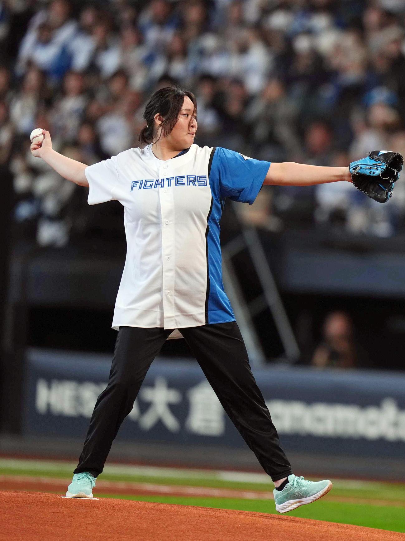日本ハム対ロッテ　始球式を務めるパリ五輪女子やり投げ金メダリストの北口（撮影・狩俣裕三）
