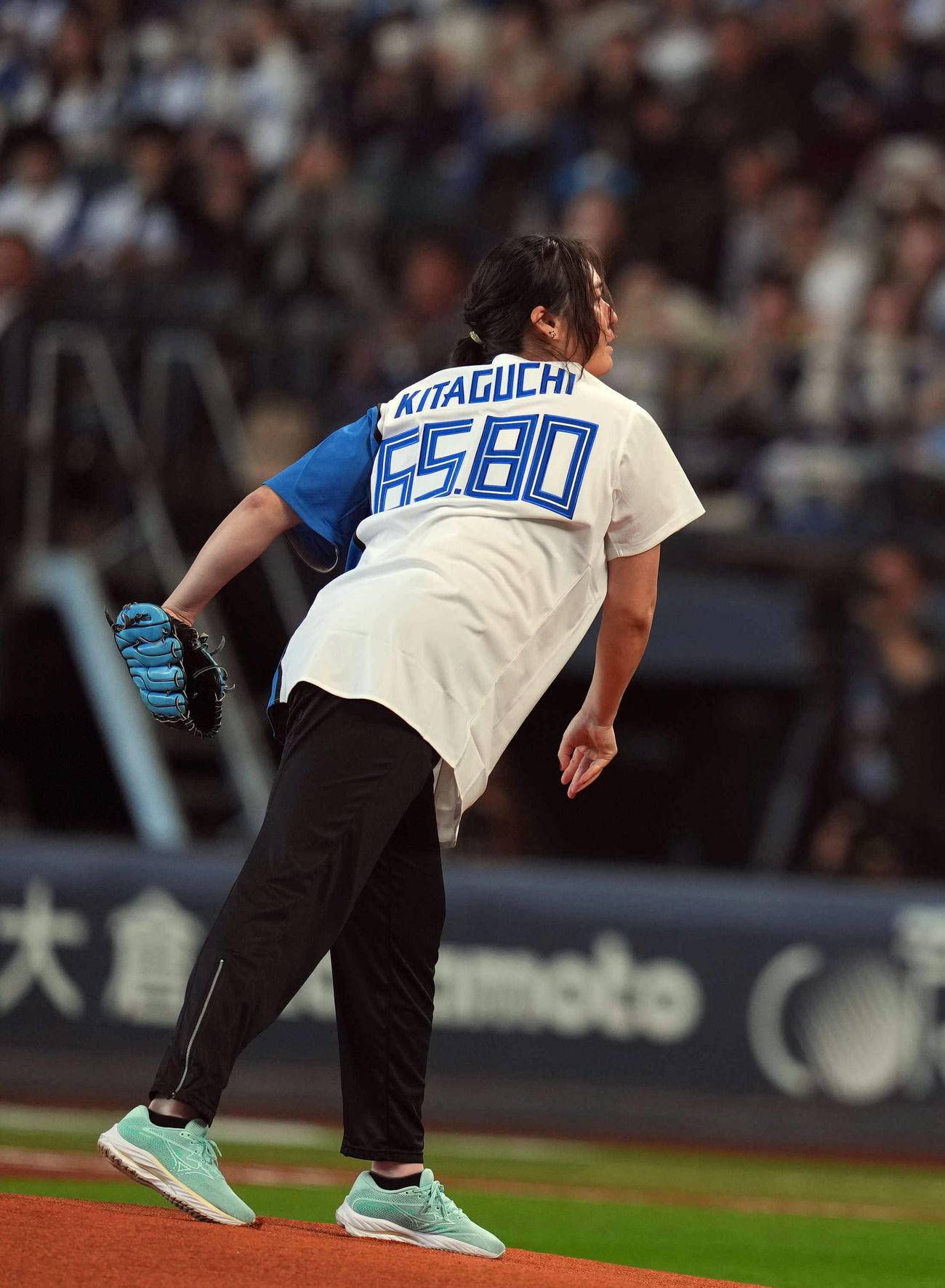 日本ハム対ロッテ　始球式を務めるパリ五輪女子やり投げ金メダリストの北口（撮影・狩俣裕三）