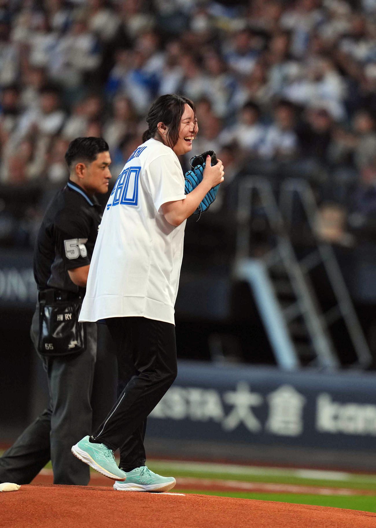 日本ハム対ロッテ　始球式を務め、笑顔を見せるパリ五輪女子やり投げ金メダリストの北口（撮影・狩俣裕三）