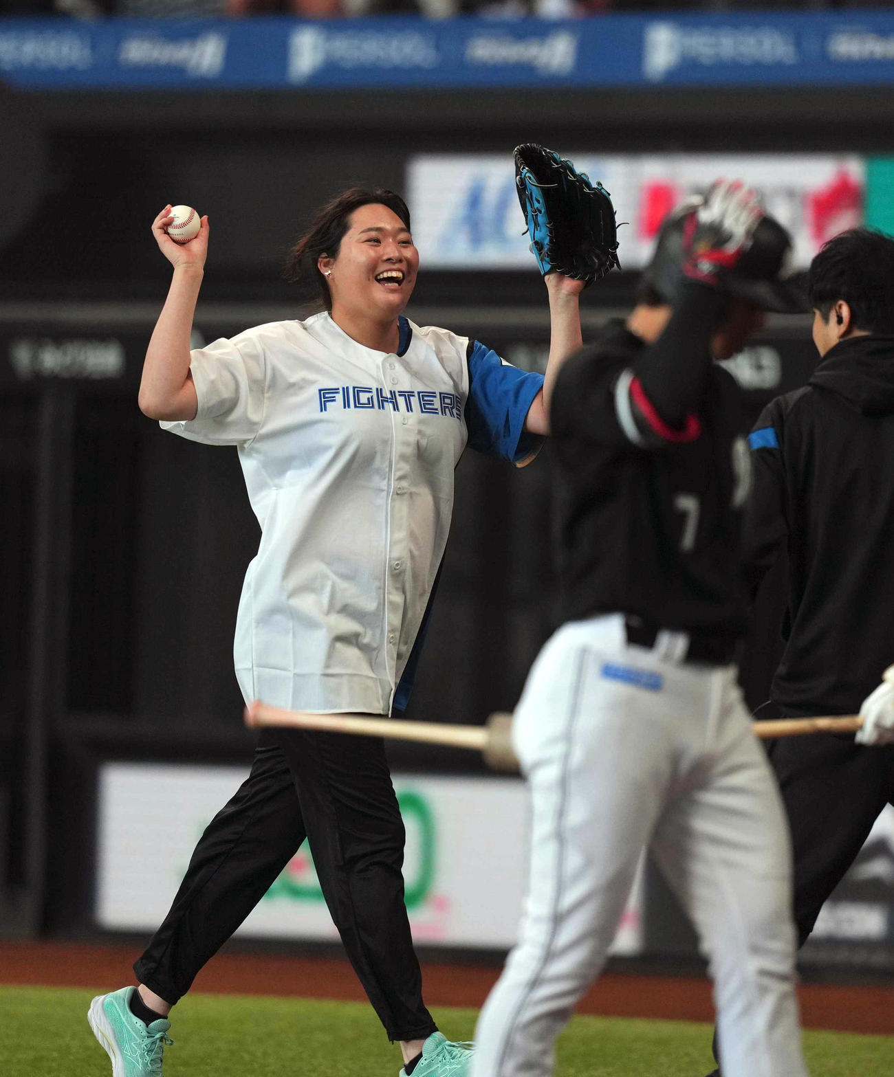日本ハム対ロッテ　始球式を務め、笑顔を見せるパリ五輪女子やり投げ金メダリストの北口（撮影・狩俣裕三）