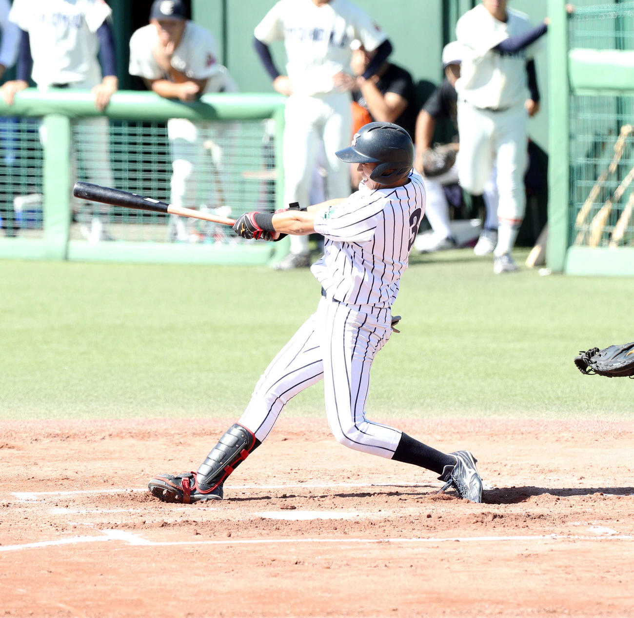 仙台大対東北福祉大　6回表仙台大1死一、二塁で右中間へ先制の3点本塁打を放つ仙台大・田口（撮影・木村有優）