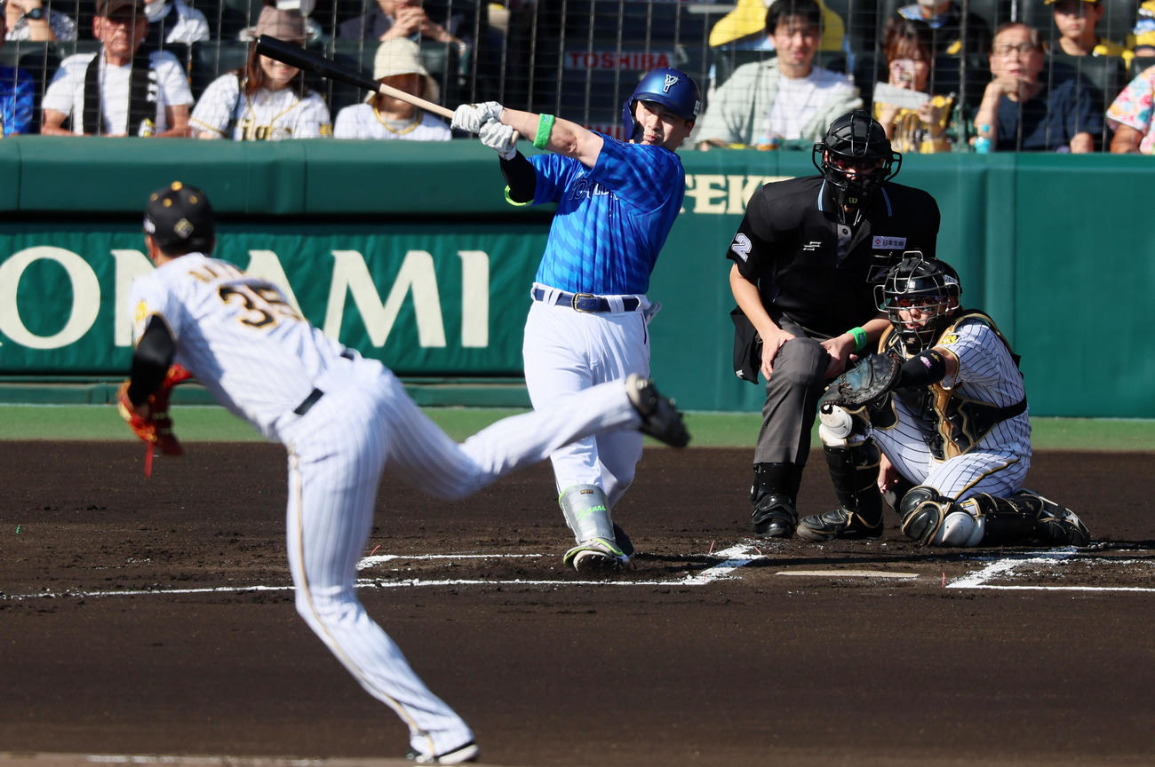 阪神対DeNA 1回表DeNA1死一塁、佐野は右へ二塁打を放つ。投手才木（撮影・加藤哉）