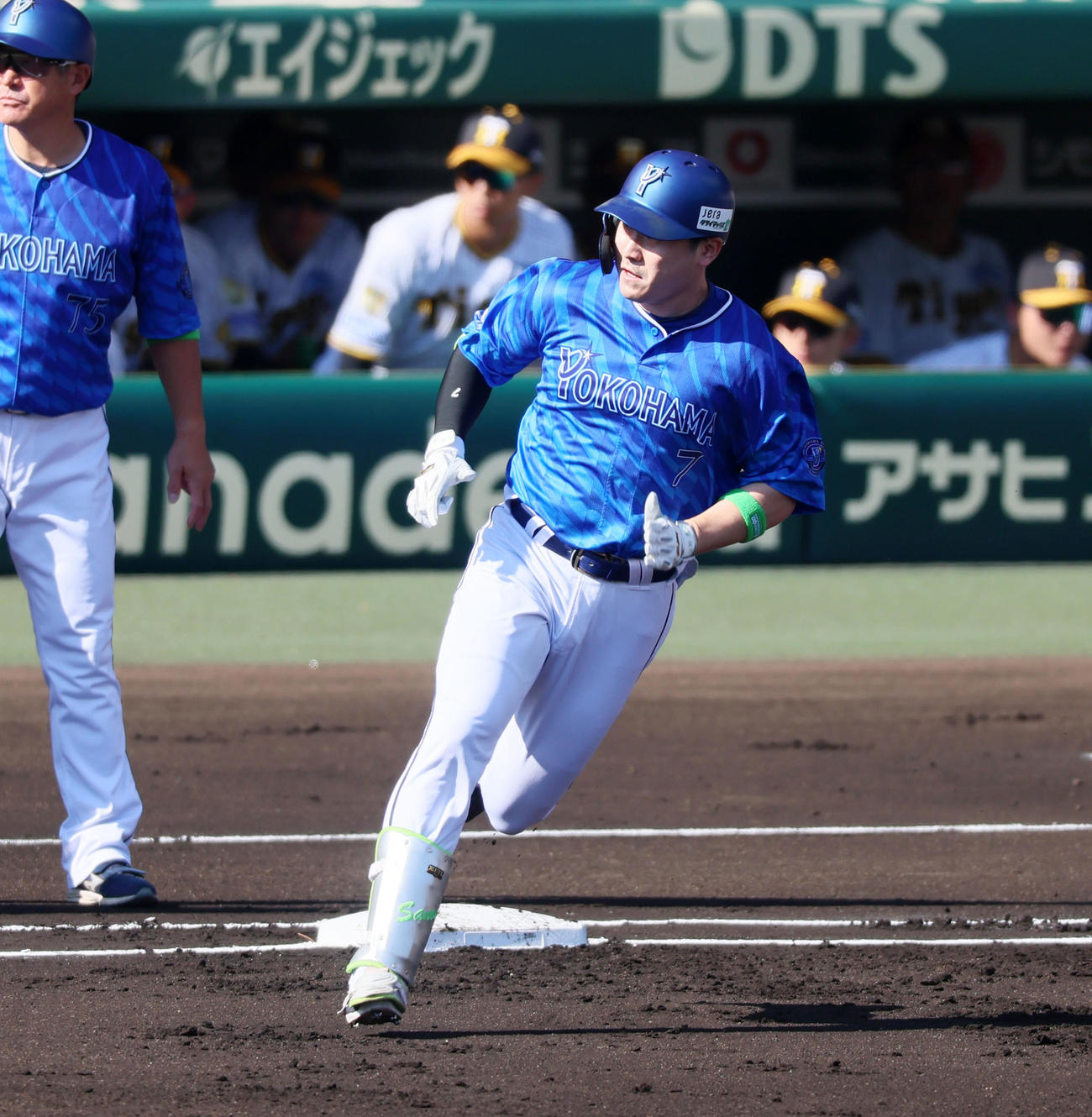 阪神対DeNA 1回表DeNA1死一塁、佐野は右へ二塁打を放つ（撮影・加藤哉）