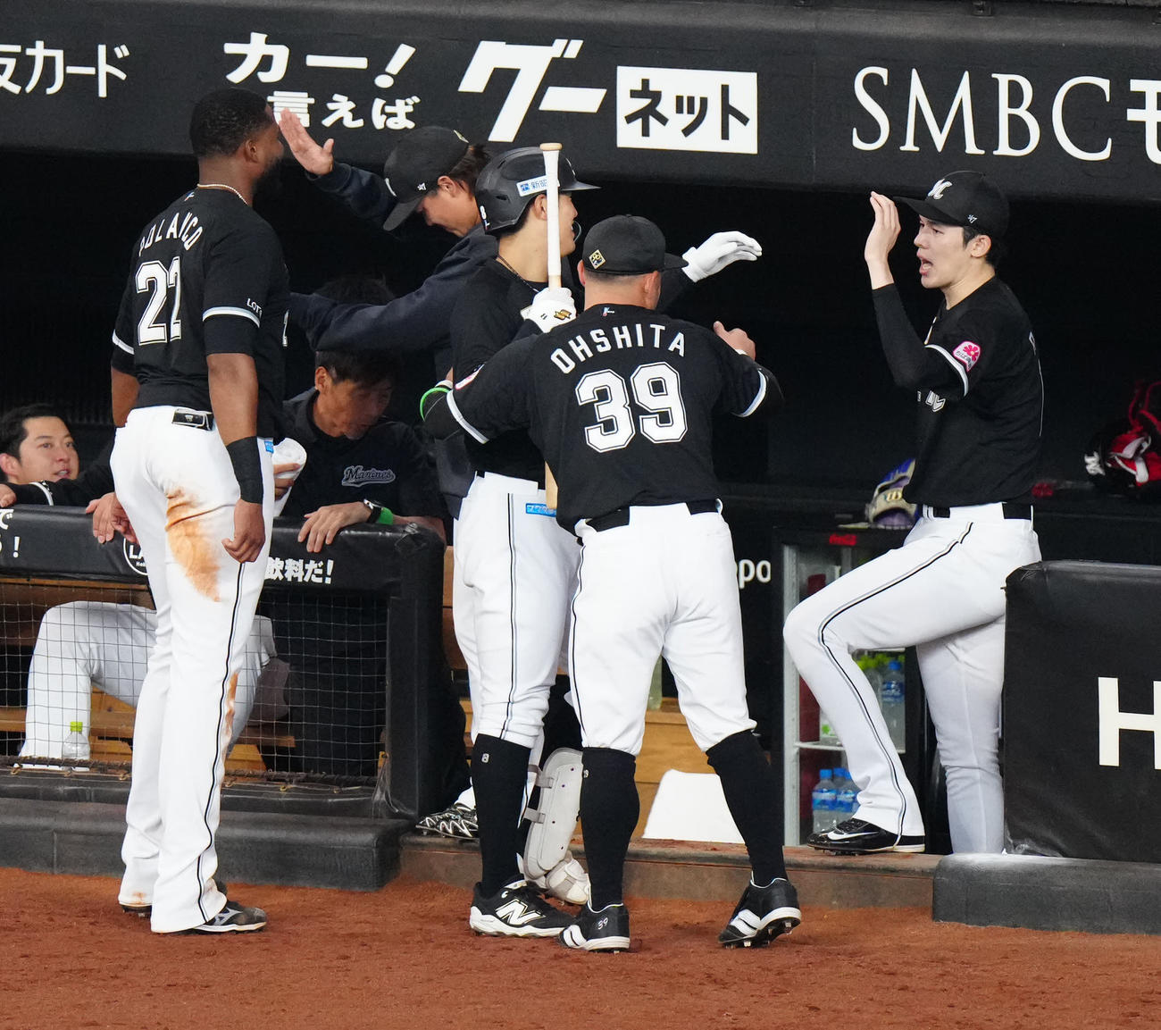 日本ハム対ロッテ　5回表ロッテ無死、先制ソロ本塁打を放った中村奨（中央）とタッチを交わす佐々木（右）（撮影・江口和貴）