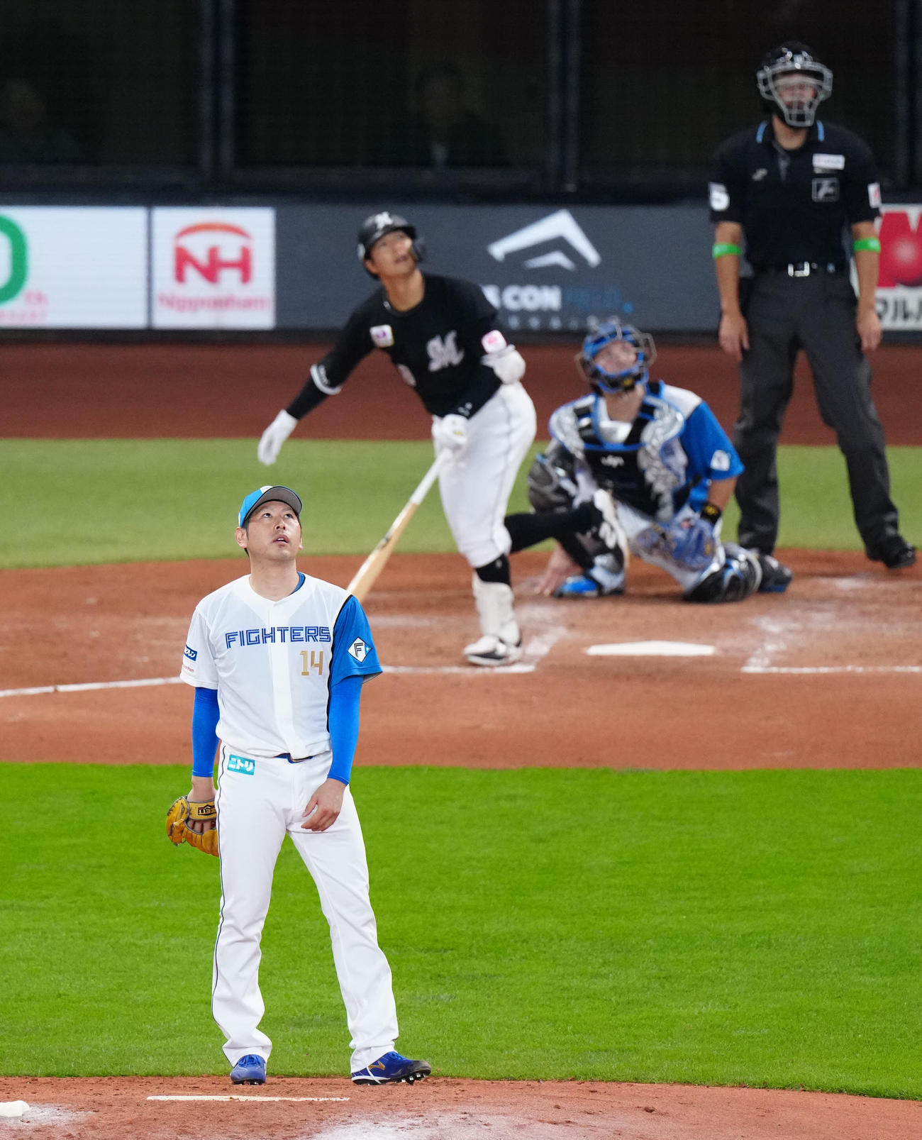 日本ハム対ロッテ　5回表ロッテ無死、中村奨（後方左）に先制ソロ本塁打を浴びる加藤貴（撮影・江口和貴）