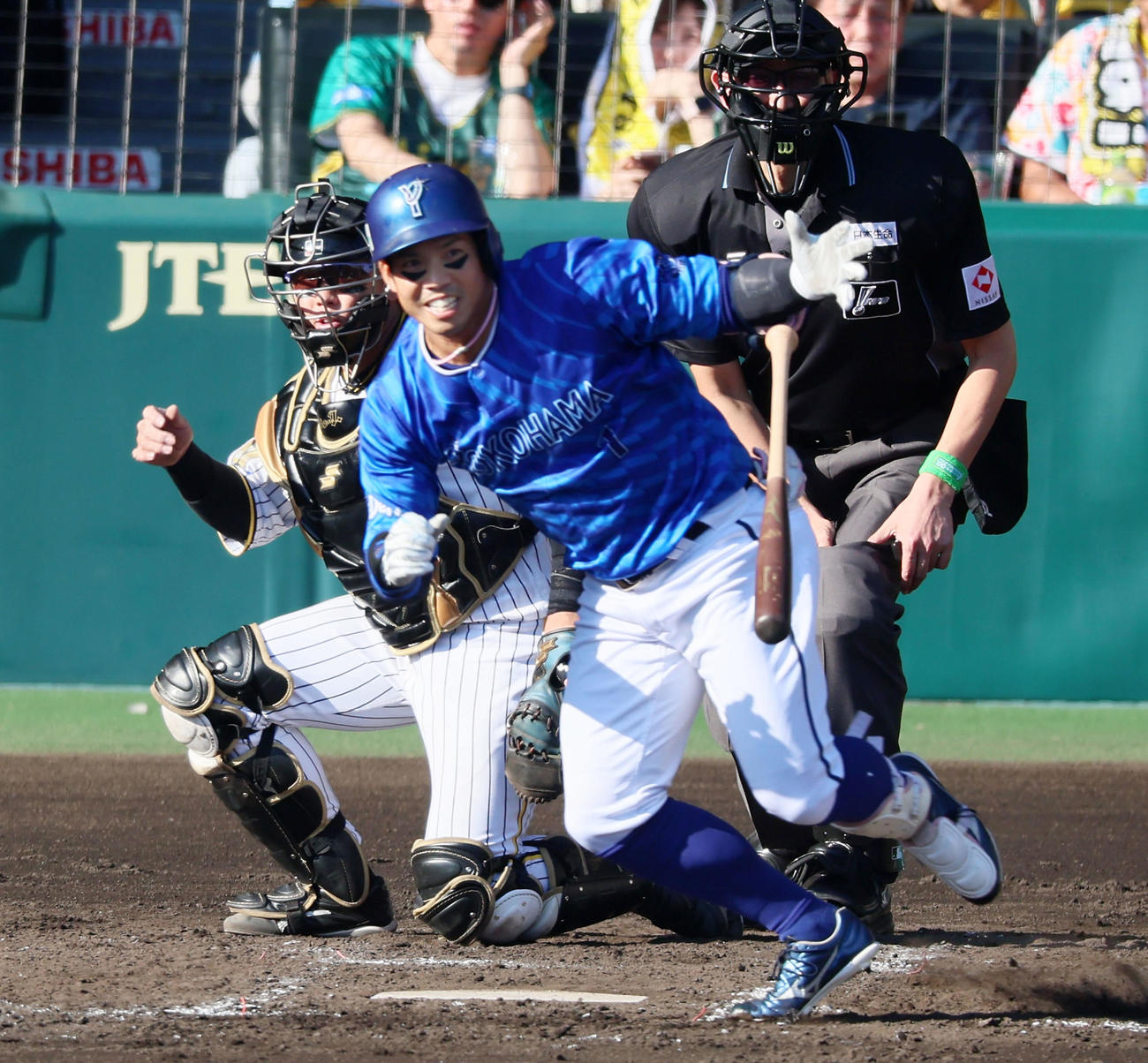 阪神対DeNA 3回表DeNA1死満塁、桑原は遊ゴロを打って先制点を挙げる（撮影・加藤哉）