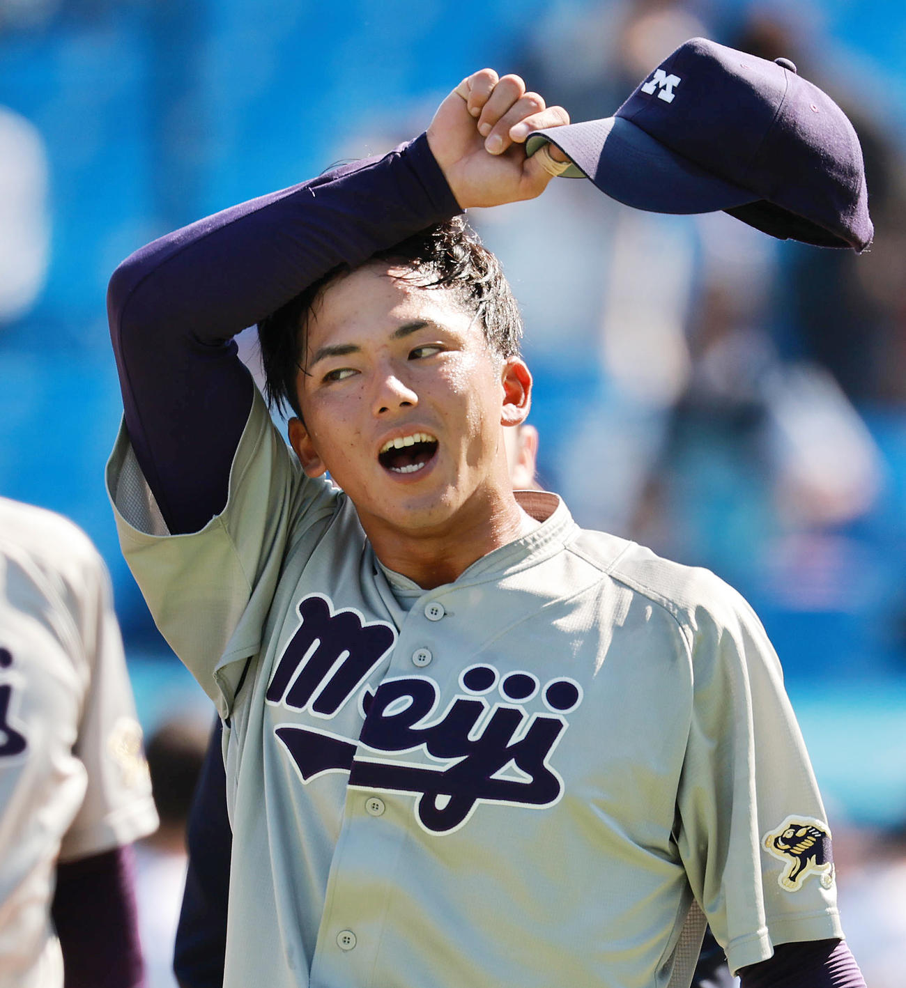 明大対立大　試合前に応援席にあいさつする明大・宗山（撮影・野上伸悟）