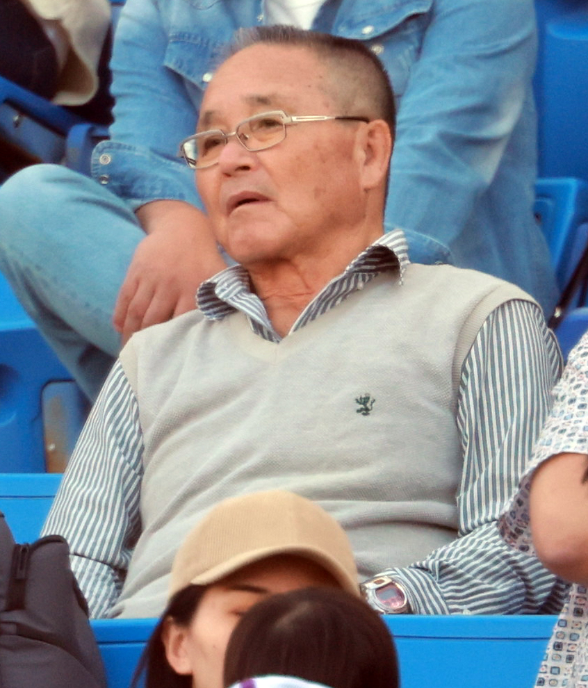 明大対立大　観戦する広島苑田スカウト部顧問（撮影・野上伸悟）
