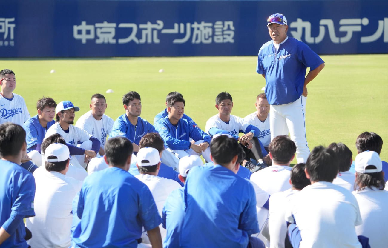 練習初日、開始前にナインに話をする井上監督（右）（撮影・森本幸一）