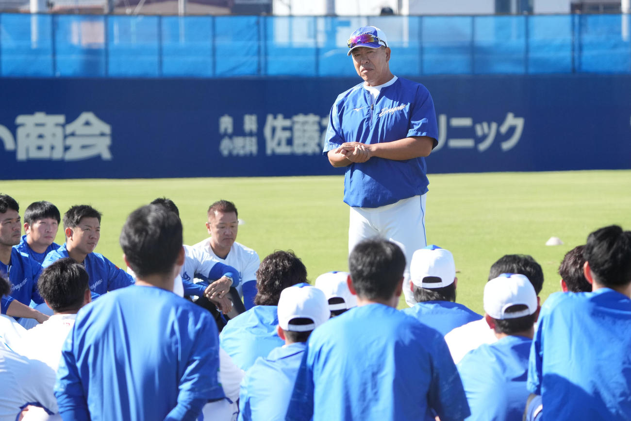 練習初日、開始前にナインに話をする井上監督（奥）（撮影・森本幸一）