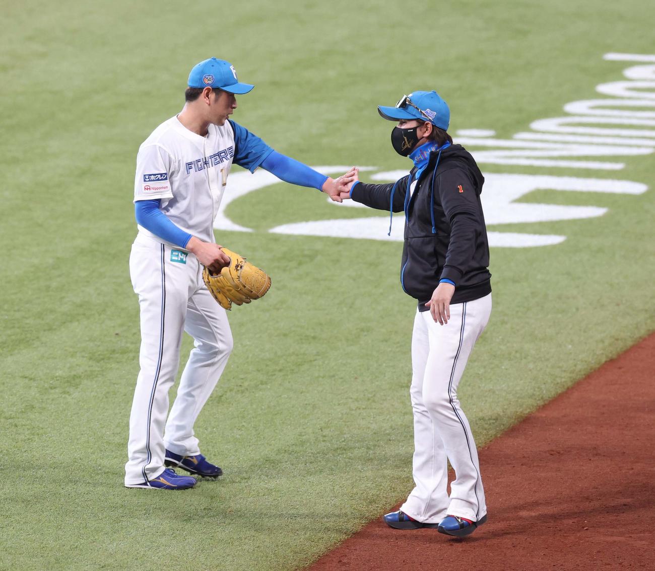 日本ハム対ロッテ　1回表、無失点に抑えた加藤貴を出迎える新庄監督（撮影・黒川智章）