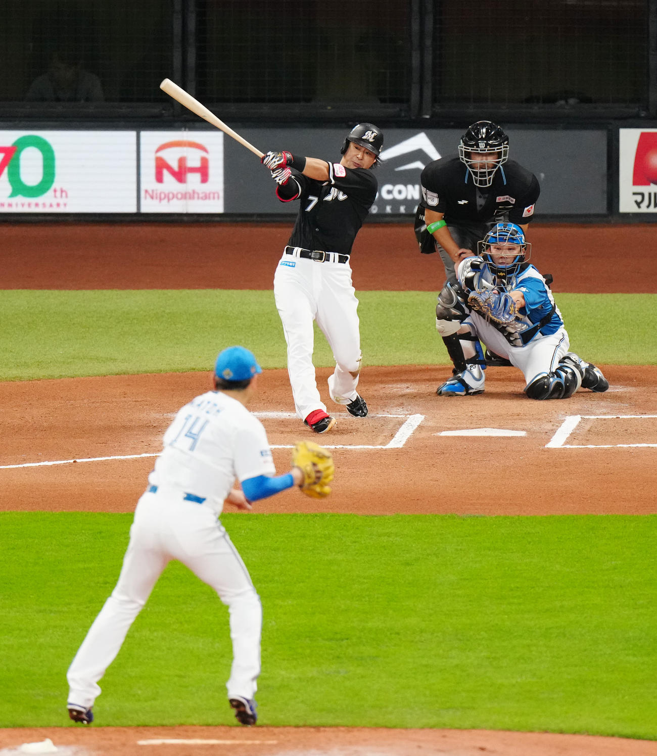 日本ハム対ロッテ　6回表ロッテ無死、右前打を放つ藤岡。投手加藤貴（撮影・江口和貴）