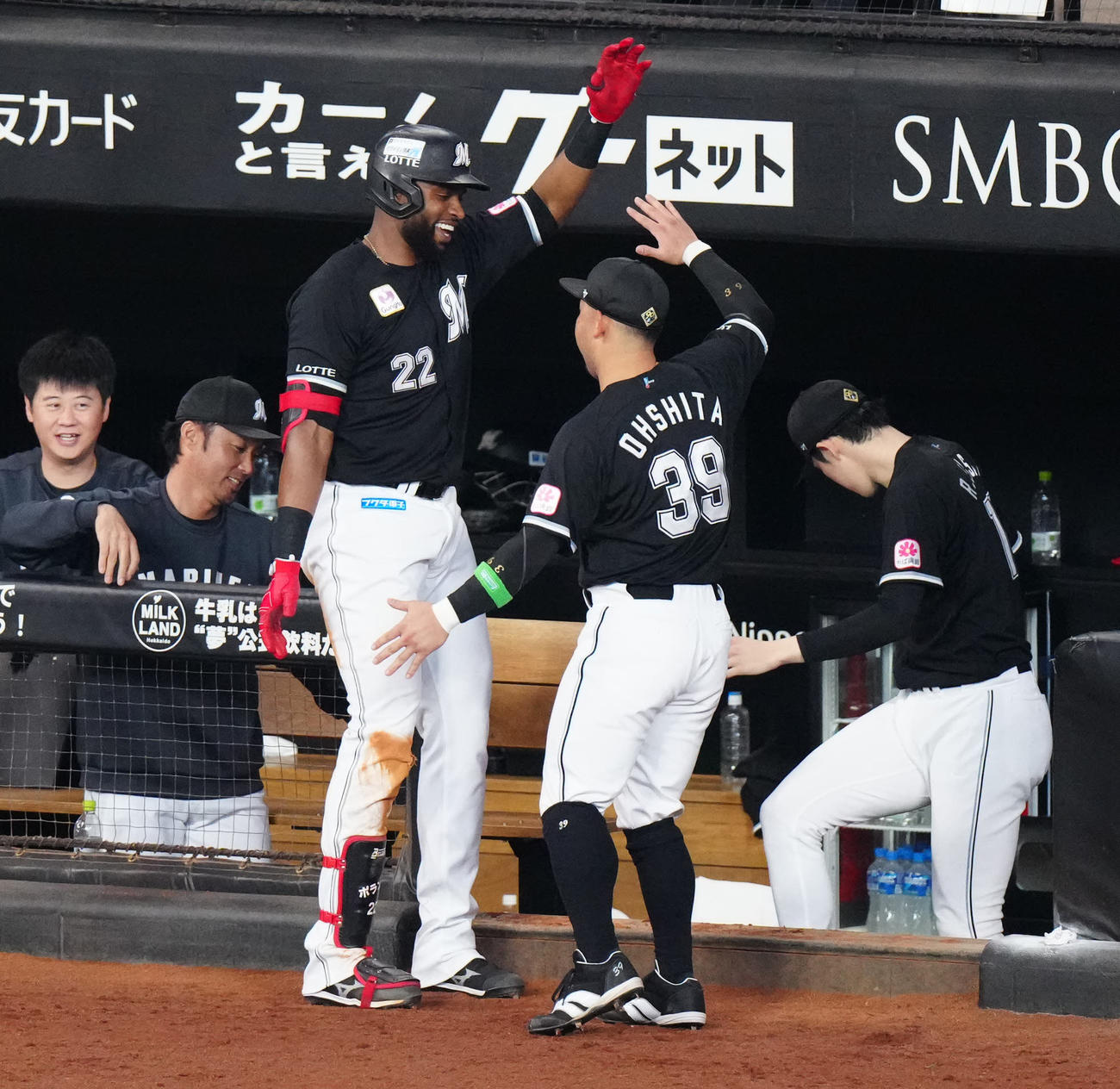 日本ハム対ロッテ　7回表ロッテ無死、ソロ本塁打を放ち大下（中央右）とポーズを決めるポランコ（撮影・江口和貴）