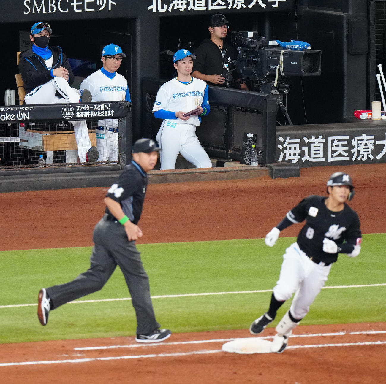 日本ハム対ロッテ　5回表ロッテ無死、加藤貴が中村奨（手前右）に先制ソロ本塁打を浴び、ベンチから見つめる新庄監督（左）（撮影・江口和貴）