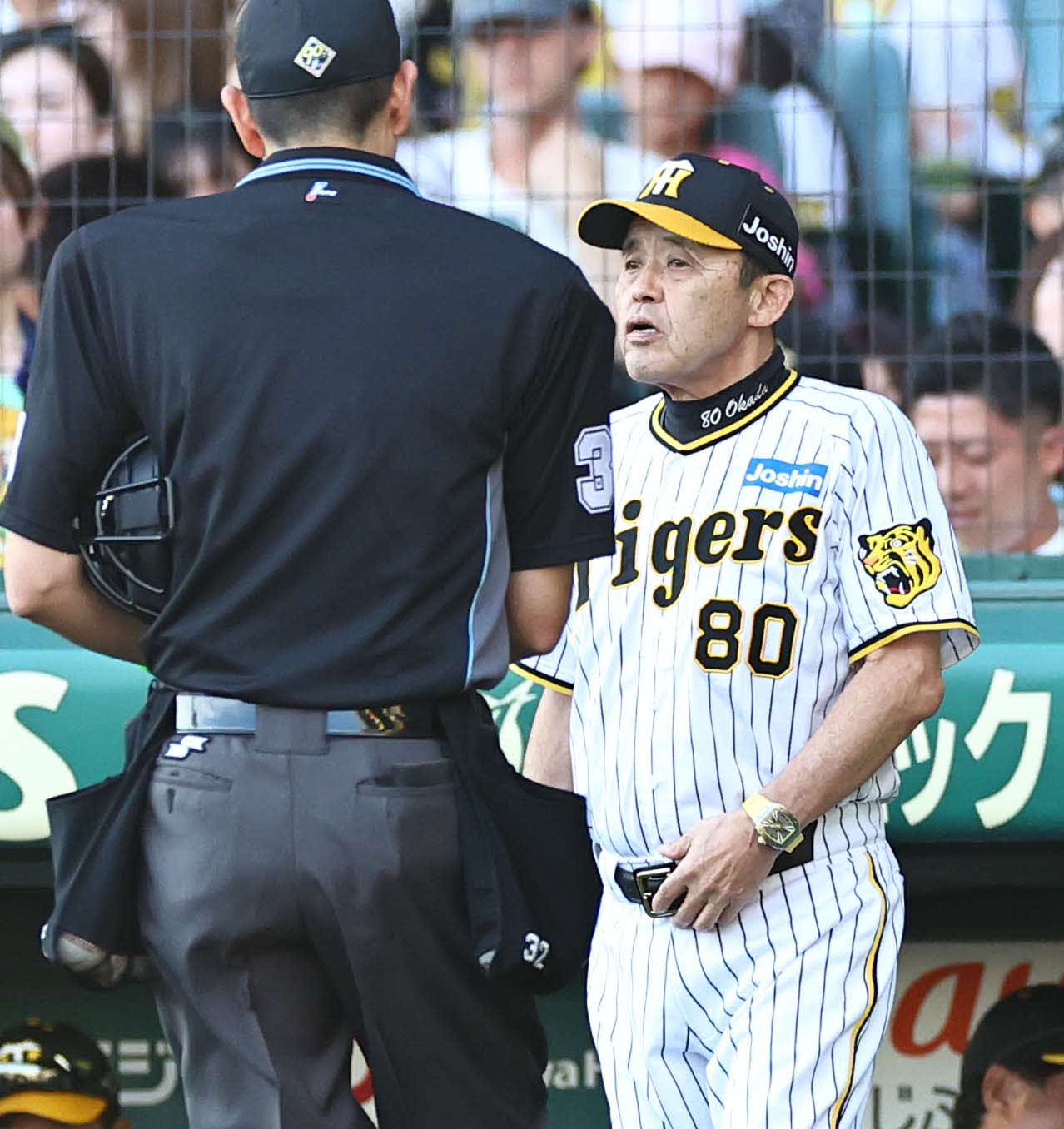 阪神対DeNA　選手交代を告げる岡田監督（撮影・上田博志）