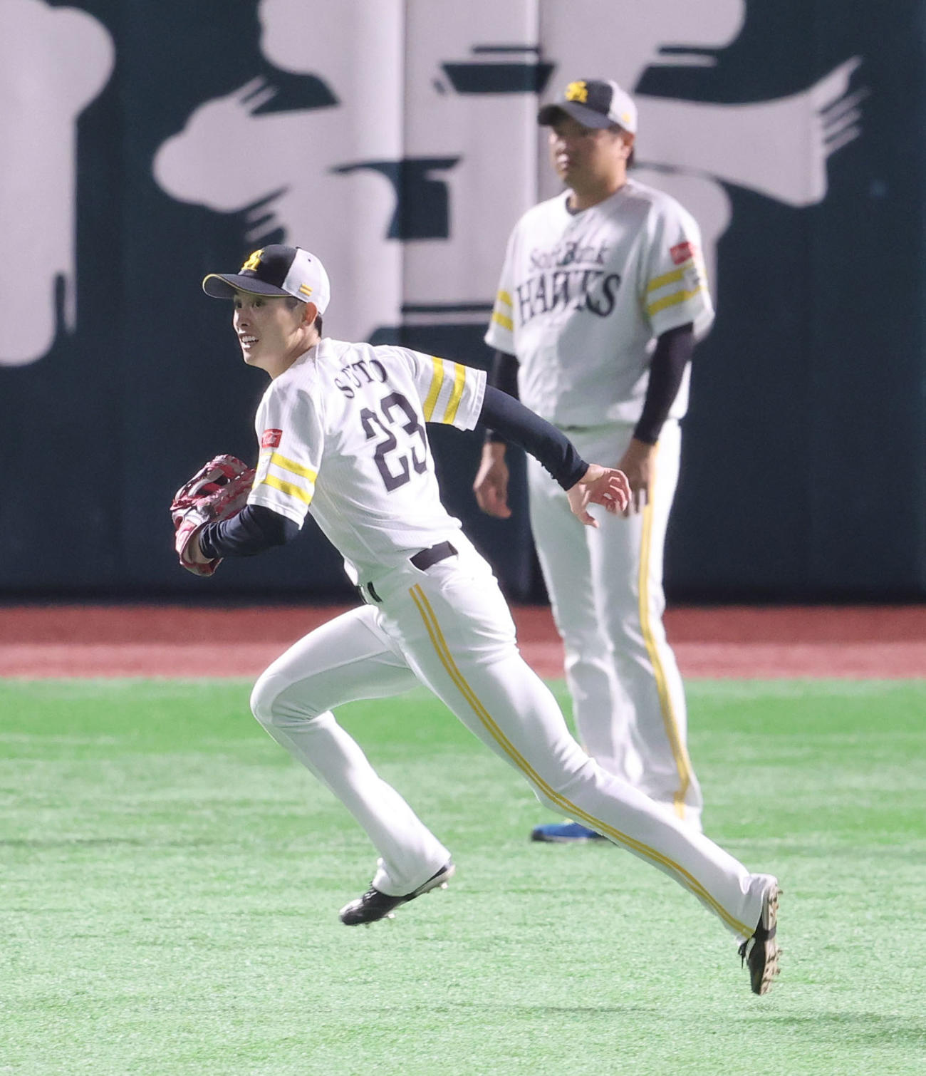 守備ノックで軽快な動きを見せる周東（撮影・梅根麻紀）