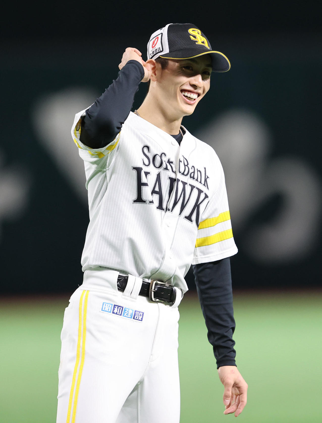 練習前に笑顔を見せる周東（撮影・梅根麻紀）