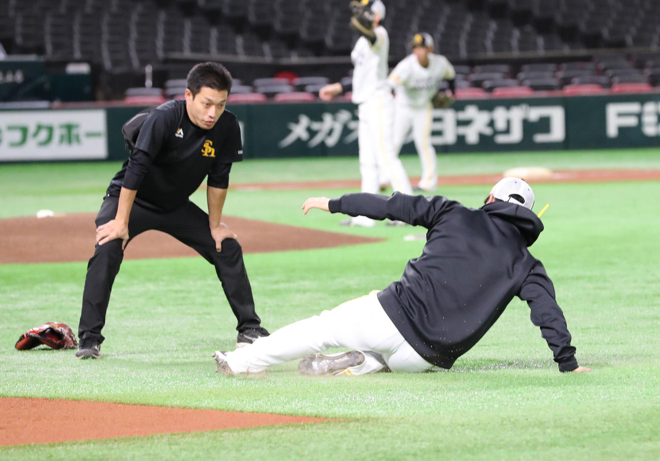 スライディングの練習をする近藤（撮影・梅根麻紀）