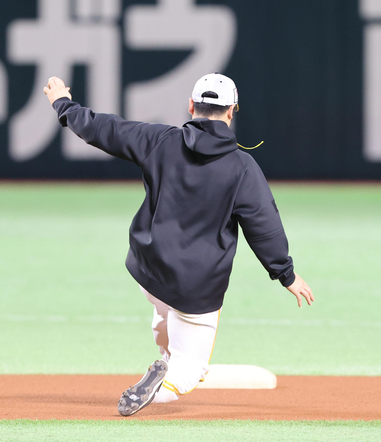 スライディングの練習をする近藤（撮影・梅根麻紀）