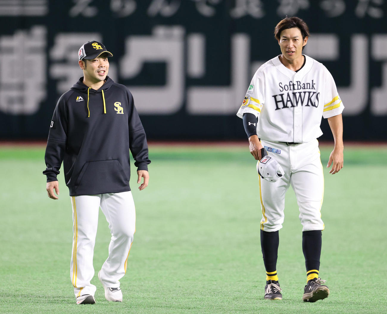 練習前に話をする近藤（左）と柳田（撮影・梅根麻紀）