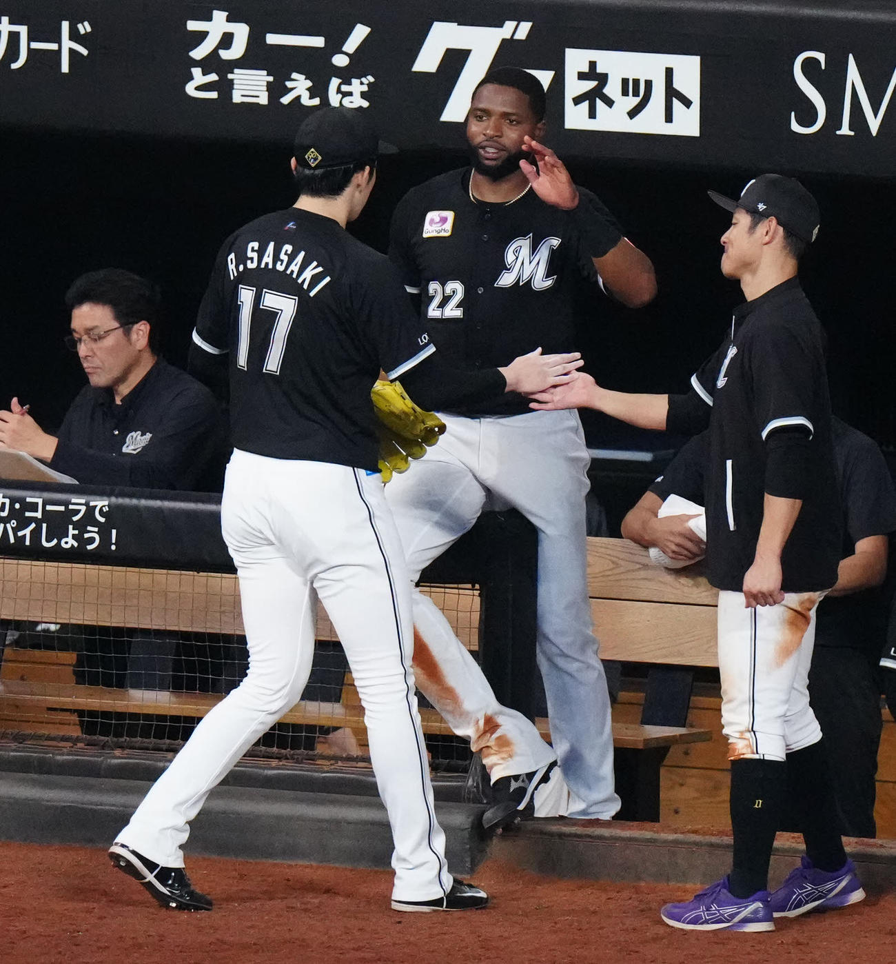 日本ハム対ロッテ　8回裏終了後、ロッテ先発佐々木（手前左）を迎えるポランコ（中央）（撮影・江口和貴）