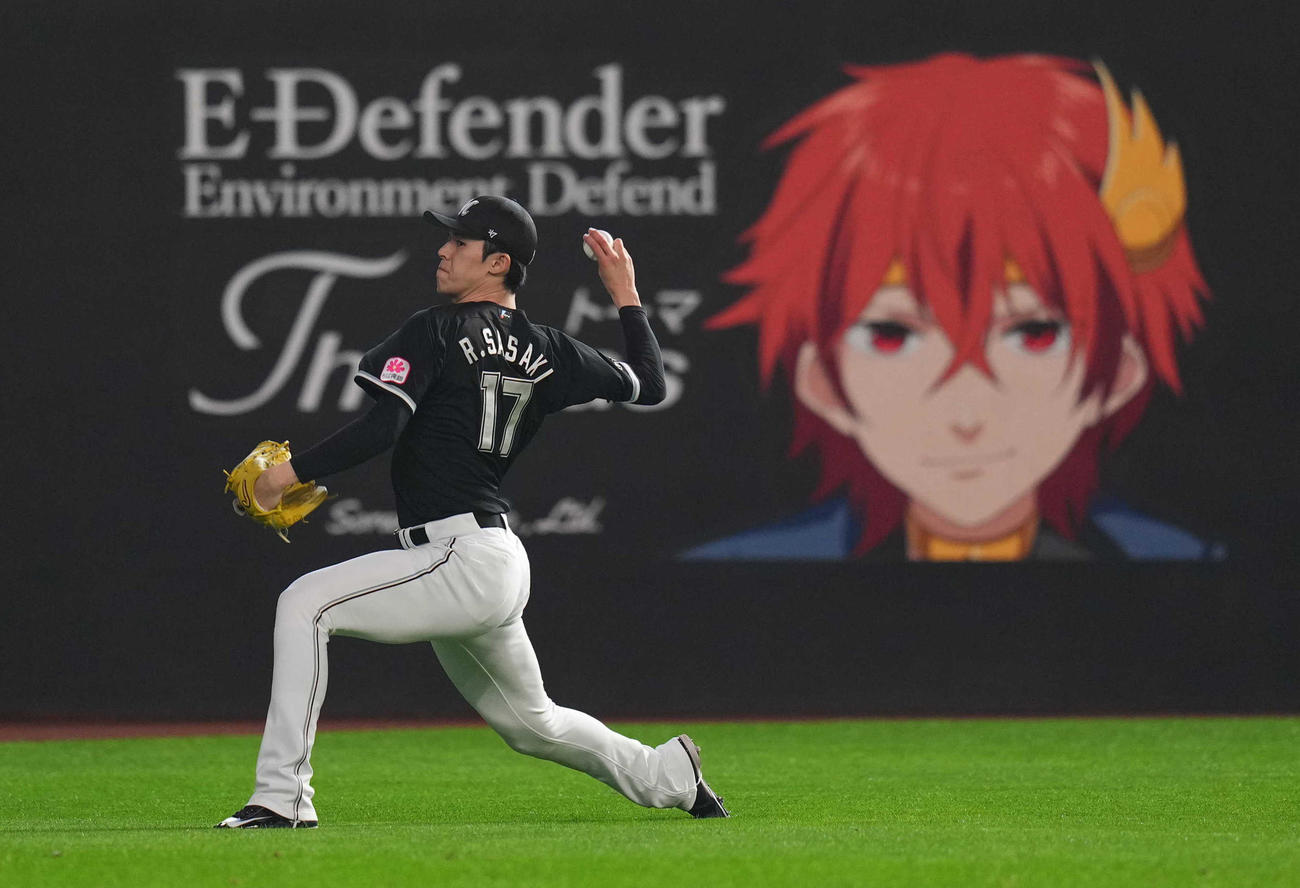 日本ハム対ロッテ　試合前、キャッチボールをするロッテ先発の佐々木（撮影・狩俣裕三）