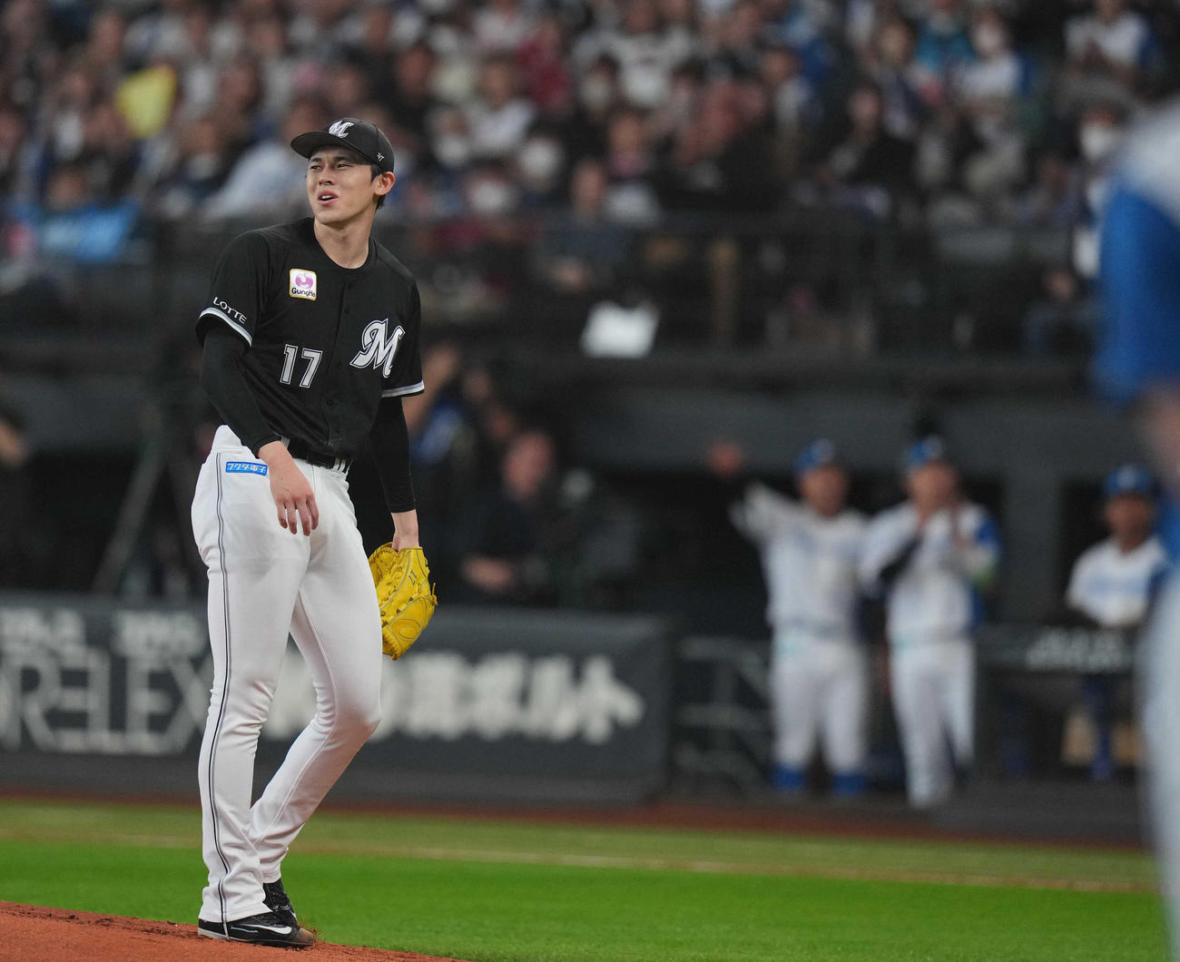 日本ハム対ロッテ　1回裏日本ハム1死、清宮に四球を与え、悔しがるロッテ先発の佐々木（撮影・狩俣裕三）