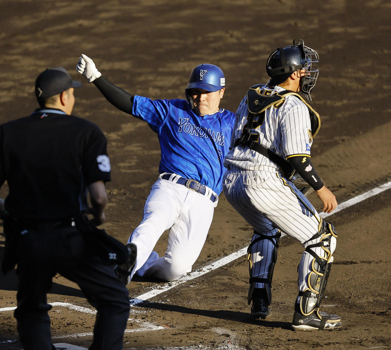 阪神対DeNA 7回表DeNA1死一、三塁、オースティンの右中間越え2点適時二塁打で生還する佐野（撮影・藤尾明華）