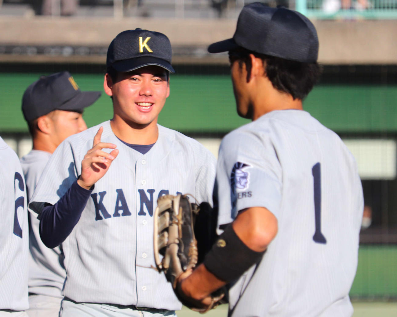 関学大との1回戦　5回表に守備を終えたナインを出迎えた、関大・金丸（撮影・中島麗）
