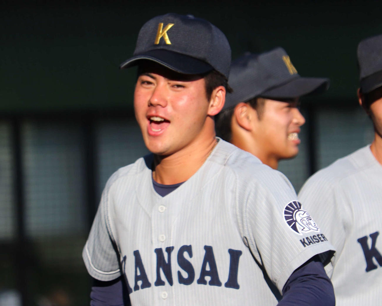 関学大との1回戦　5回表に守備を終えたナインを出迎えた、関大・金丸（撮影・中島麗）