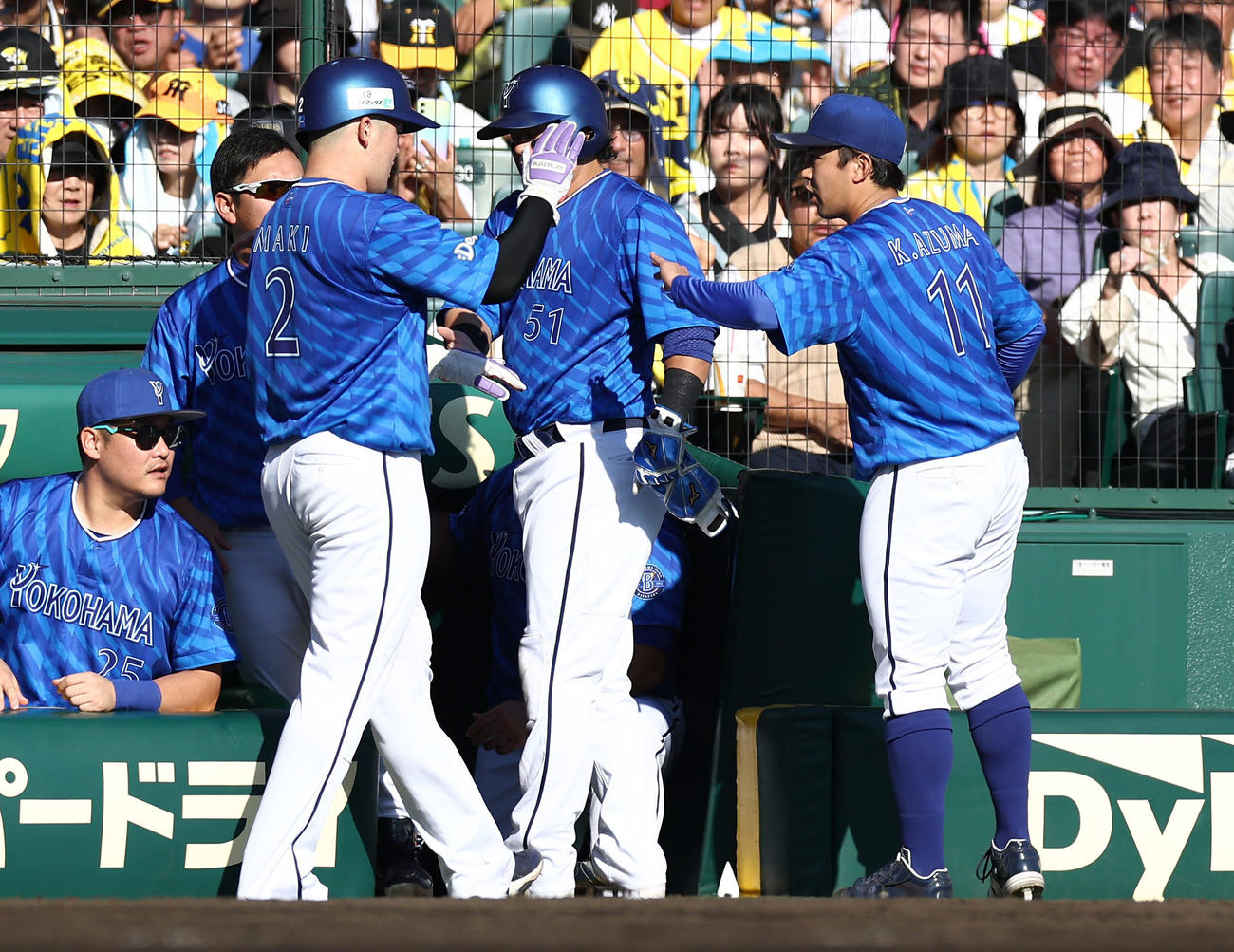 阪神対DeNA 3回表DeNA1死満塁、桑原の遊ゴロの間に生還した牧（左から3人目）をタッチで迎える東（右）（撮影・前田充）