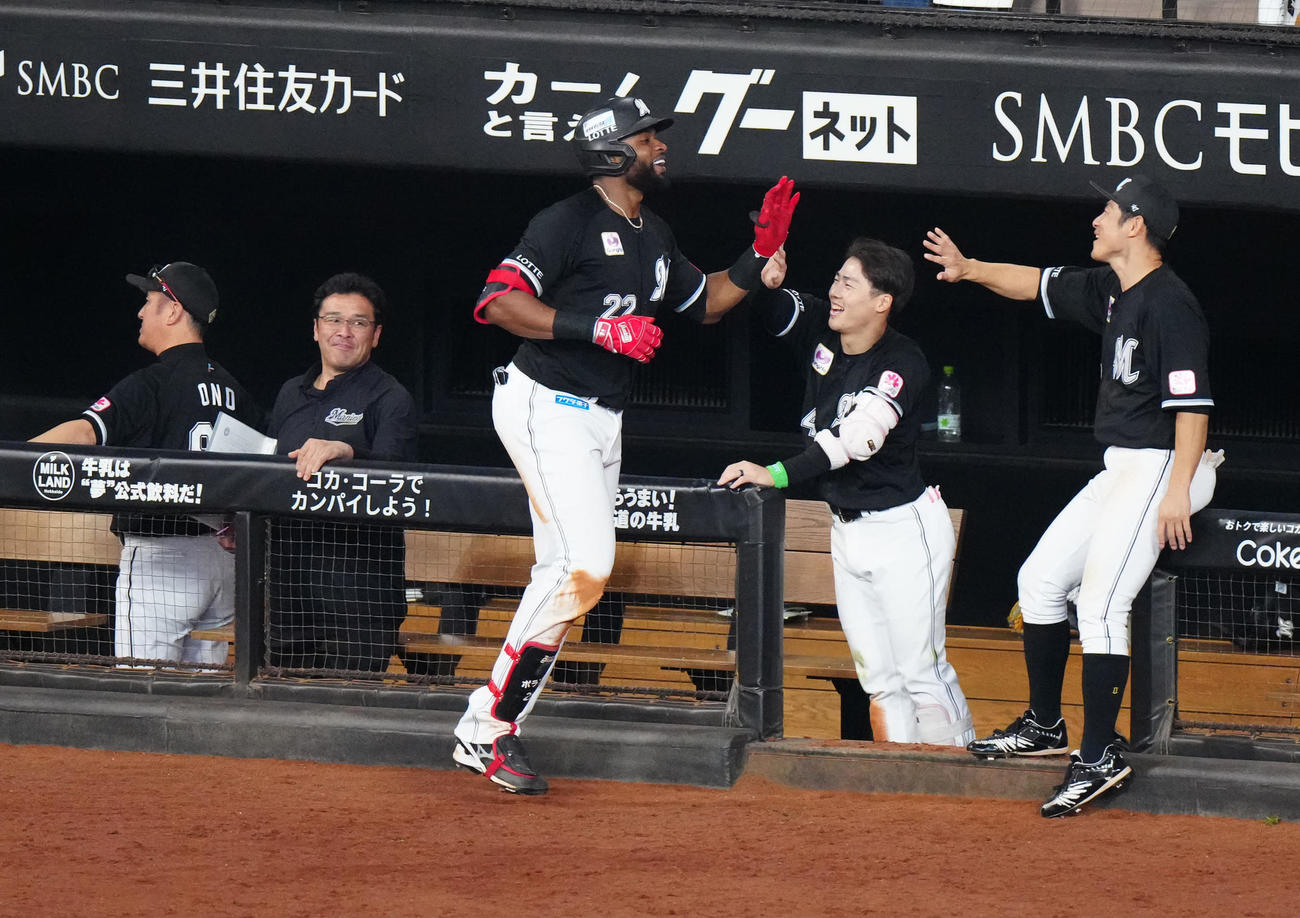 日本ハム対ロッテ　7回表ロッテ無死、ソロ本塁打を放ちタッチを交わすポランコ（中央）（撮影・江口和貴）