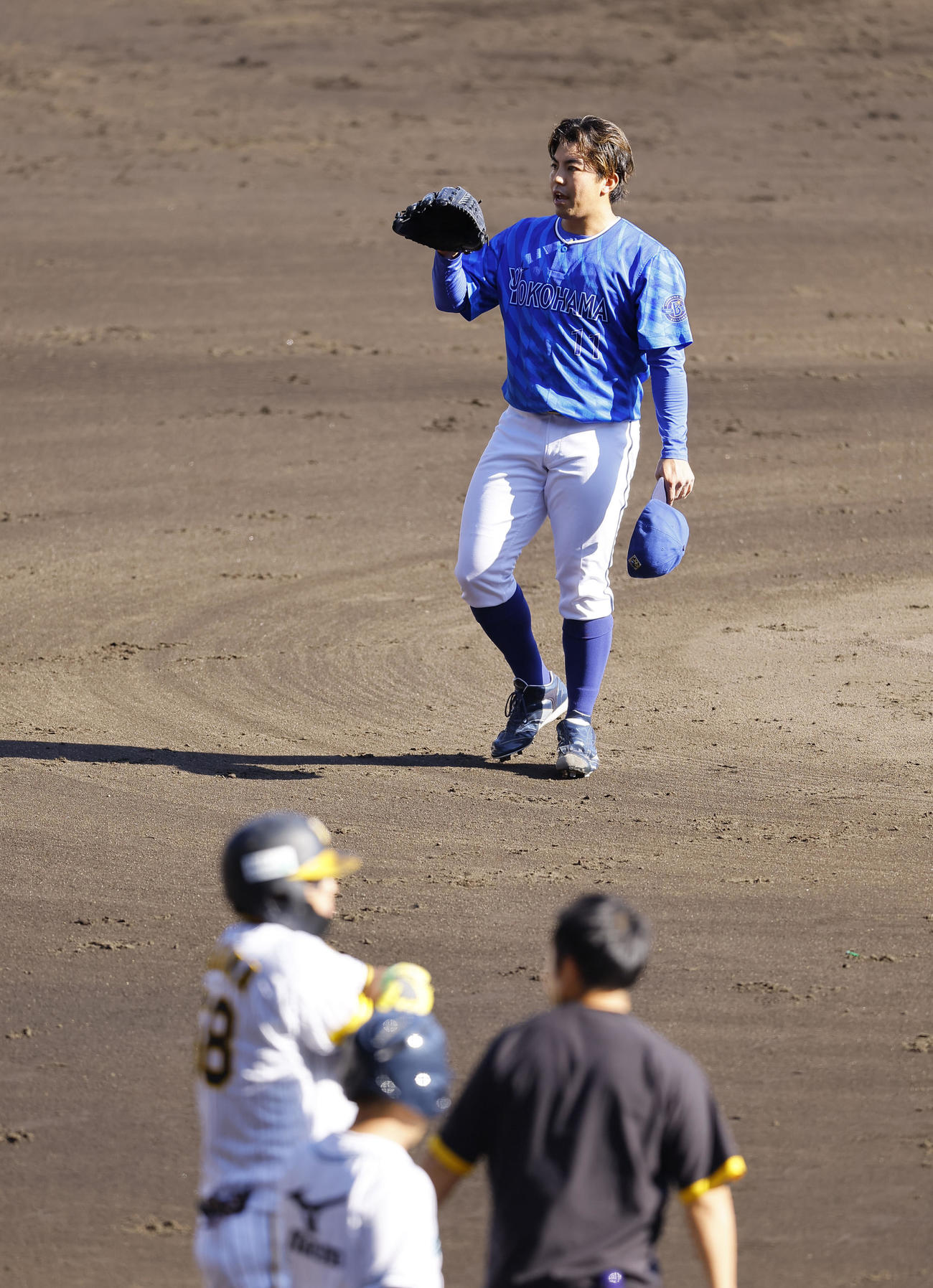 阪神対DeNA 2回裏阪神1死、前川（手前）に死球を与えた東（撮影・藤尾明華）