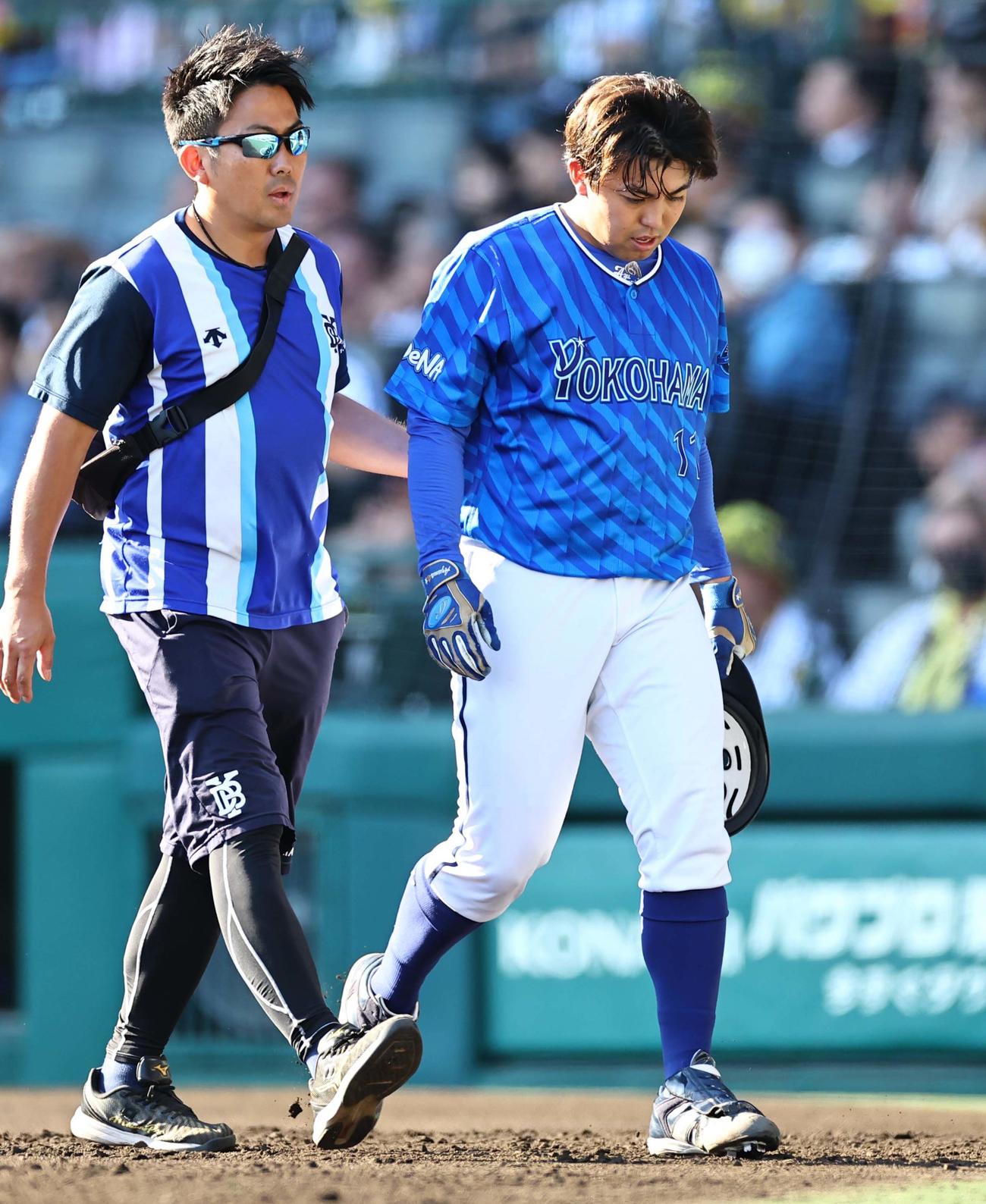 阪神対DeNA 4回表DeNA無死、東克は安打を放つも足に違和感を感じベンチに引き揚げ治療をする（撮影・上田博志）